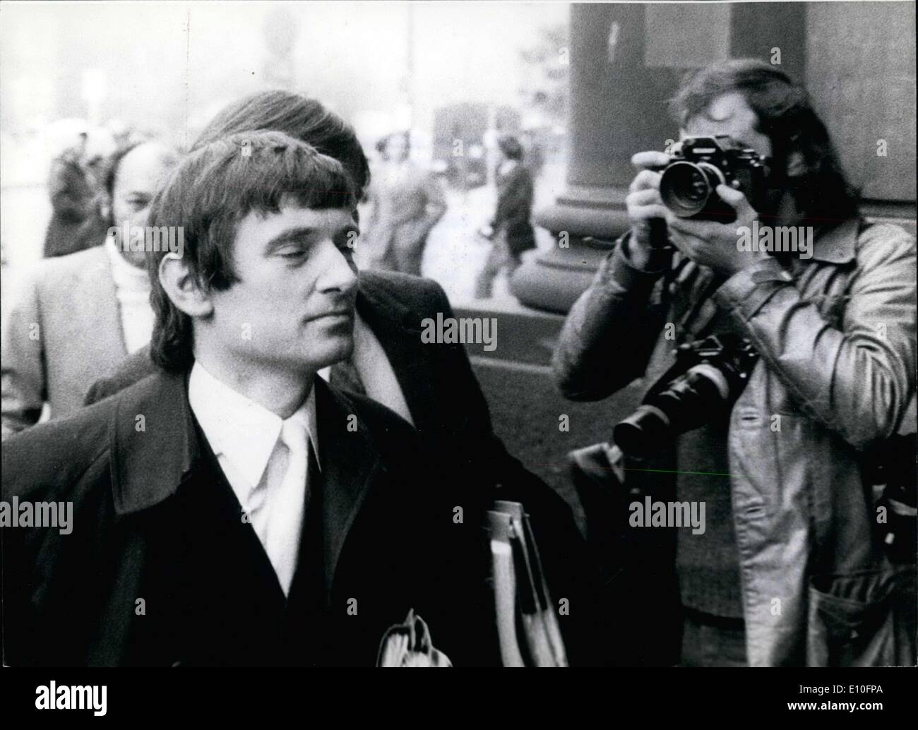 10 octobre 1972 - Mahler-Trial à Berlin Ouest : le procès de l'ex-avocat (Maghler Horst Horst Mahler) vient tout juste de commencer dans l'ouest de Berlin dans le cadre de mesures de sécurité les plus strictes, Mahelr est accusé d'avoir fondé la ''bande Baader-Meinhof-groupe''. Il a également participé à un vol de banque. Photo montre Otto Schily, procureur de Horst Mahler, donne une interview avec optimisme. Banque D'Images