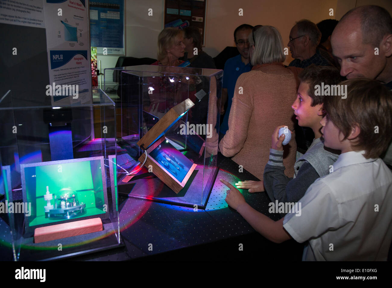 Visiteurs photographiés et admirer une exposition d'hologrammes pendant une journée portes ouvertes (ce qui se passe autour de tous les deux ans) voyage scolaire / visite au National Physical Laboratory (NPL), Teddington. Londres. UK. Banque D'Images