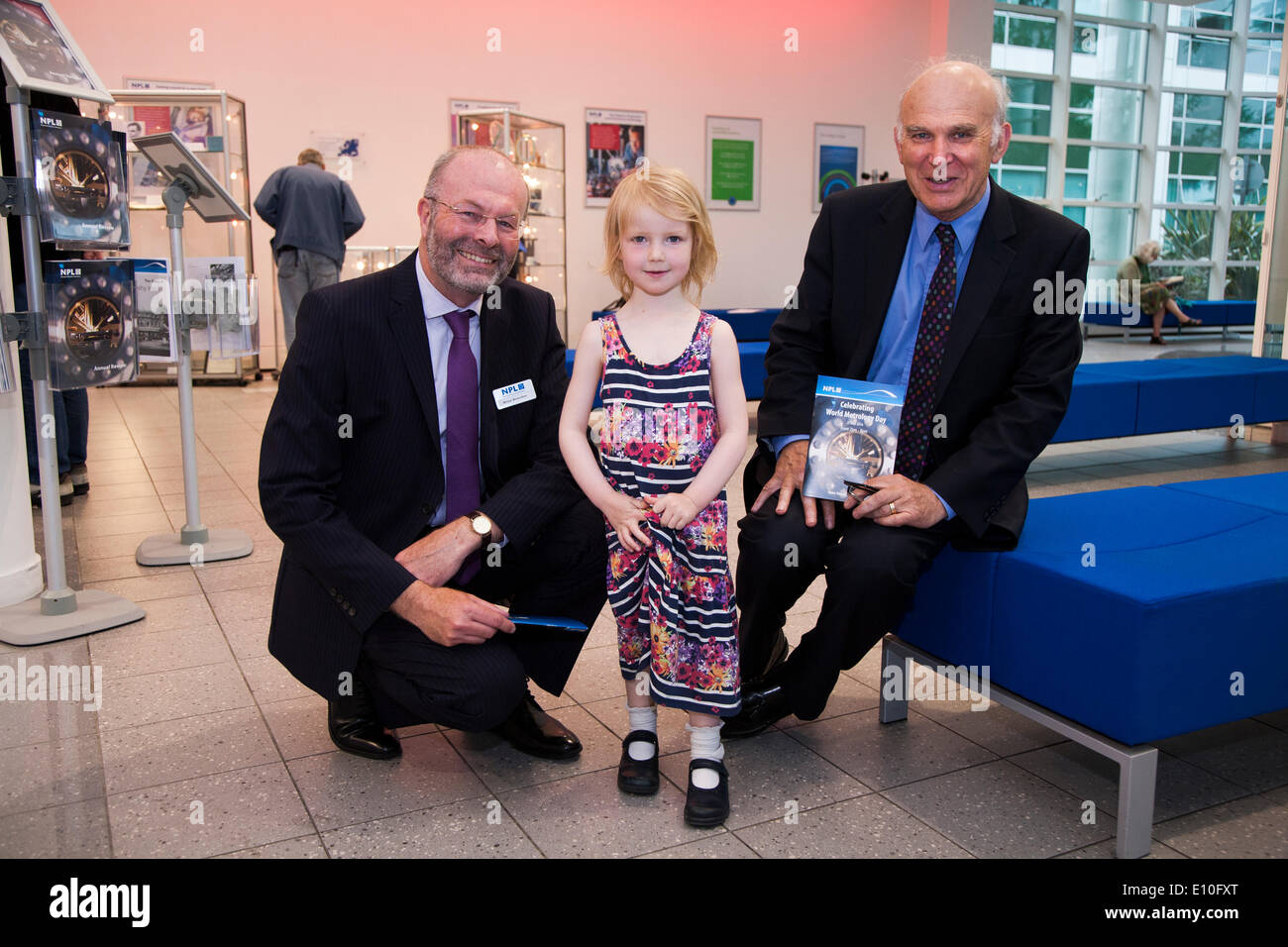 Teddington, Londres, Royaume-Uni. 20 mai 2014. Jeune Visiteur (âgés de 4 ans, center, qui est relâchée) MODÈLE pose avec le Dr Brian R. Bowsher - Directeur Général de l'N.P.L. (À gauche) et Vincent - Chaînes du député, secrétaire d'état des affaires, de l'Innovation et des compétences (droit), photographié pendant une journée portes ouvertes (qui se passe seulement autour de tous les deux ans) au National Physical Laboratory (NPL), Teddington. Londres. UK. Le mardi 20 mai 2014. © David Gee/Alamy. Banque D'Images