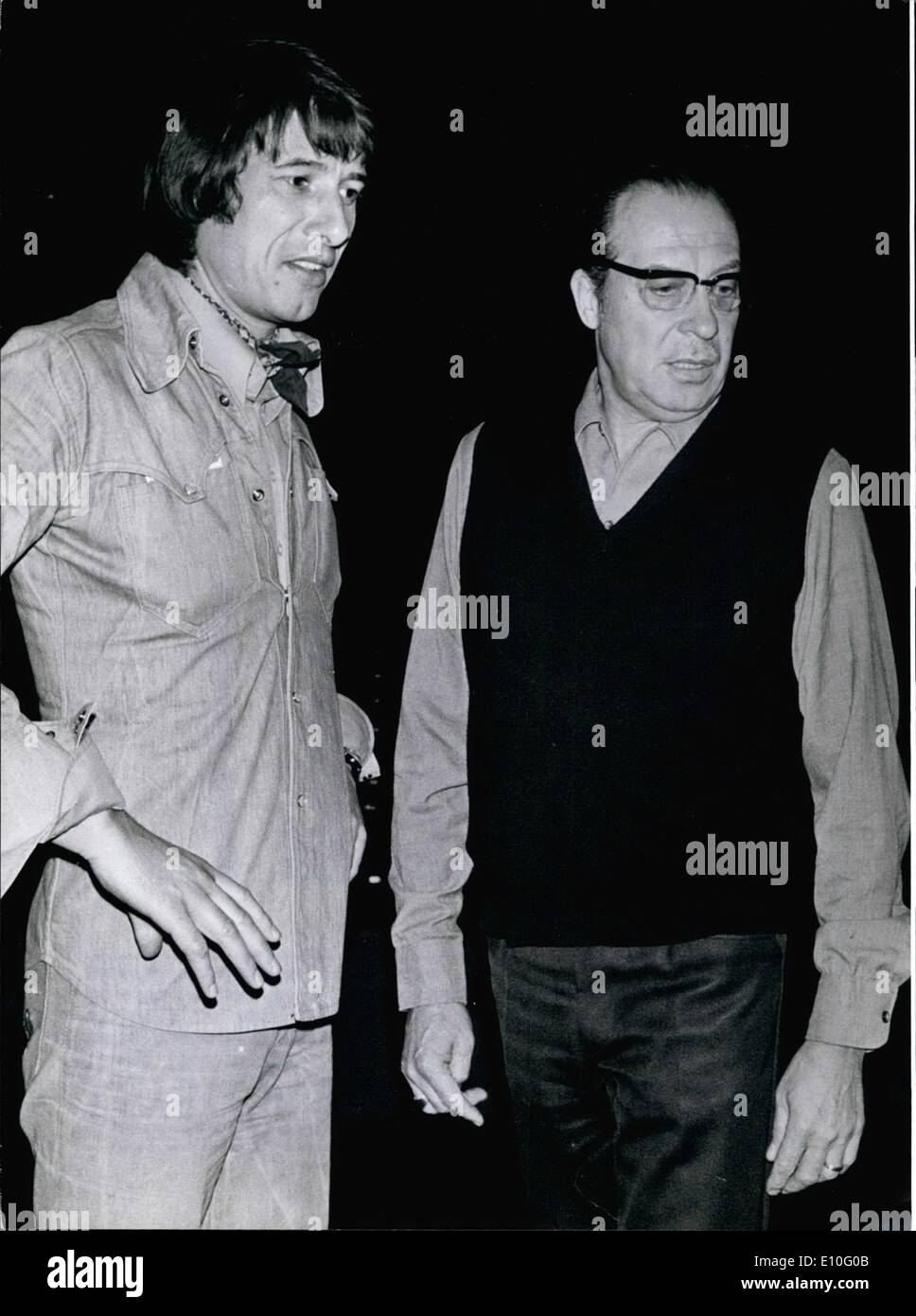 10 octobre 1972 - Première mondiale de Jurgen's Musical ''Helden'' à Vienne Udo Jurgens première comédie musicale, de George Bernard Shaw's delicious comédie sur la vie d'un soldat "Arms and the Man' aura sa première mondiale dans la ''Théâtre an der Wien'' à Vienne le 27 octobre 1972. Cette comédie musicale a été produit par Rolf Kutschera, gérant du cinéma. Il a fallu quatre ans pour composer Jurgens, avec des interruptions. Jurgens et Kutschera tenir ensemble sur cette photo lors d'une répétition Banque D'Images