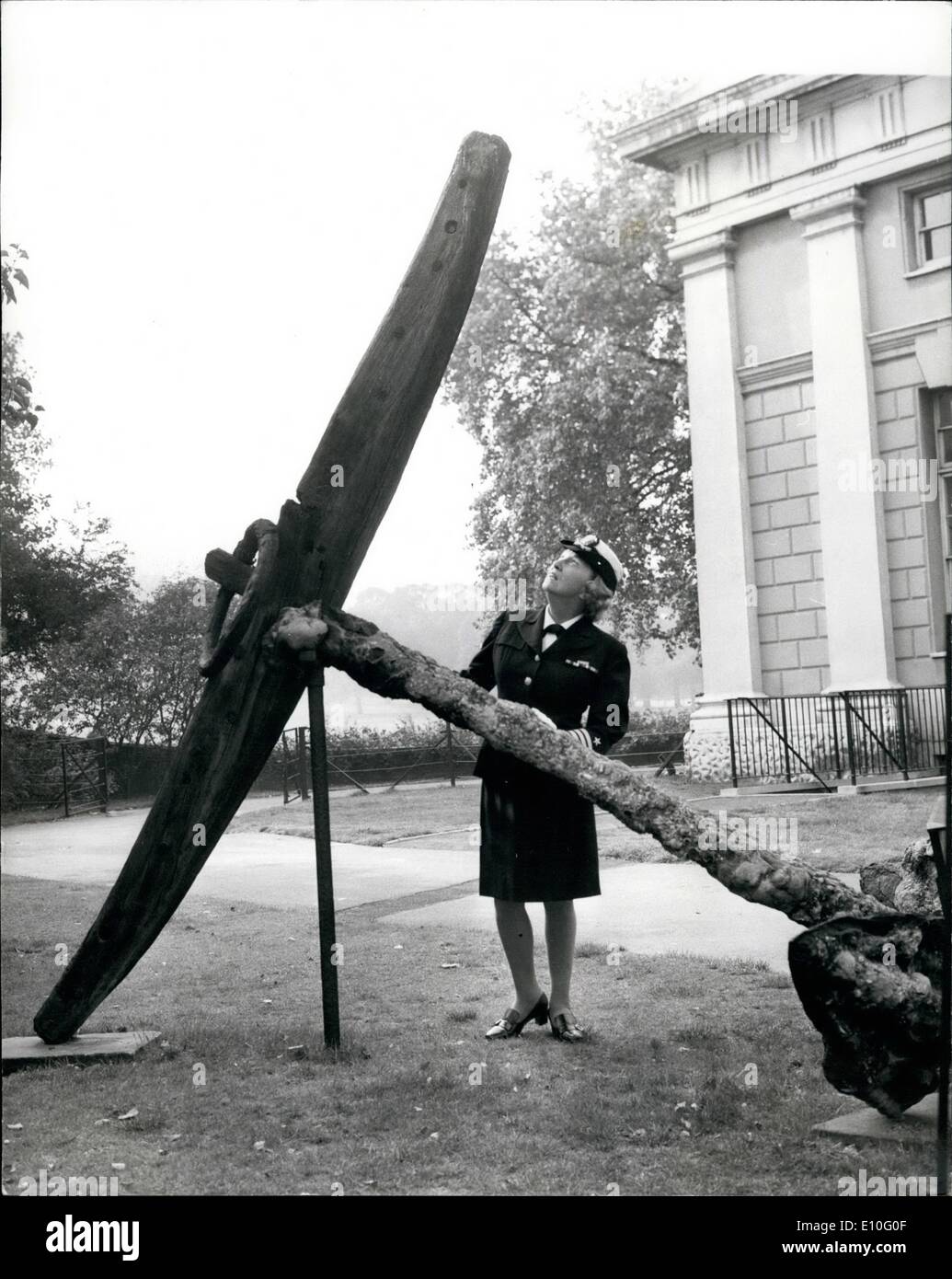 10 octobre 1972 - Congrès international des musées maritimes du bassin de l'Atlantique. Le premier Congrès international des musées maritimes du bassin de l'Atlantique, a ouvert aujourd'hui à la National Maritime Museum, Greenwich, Londres. Photo : Keystone Montre-nous parmi les délégués est le capitaine Elma Ellis, qui est en charge de l'Académie Navale d'Annapolis et du musée il est vu ici à la recherche à une ancre qui a atterri à Folkestone en 1950 - à l'extérieur du National Maritime Museum, Greenwich aujourd'hui. Banque D'Images