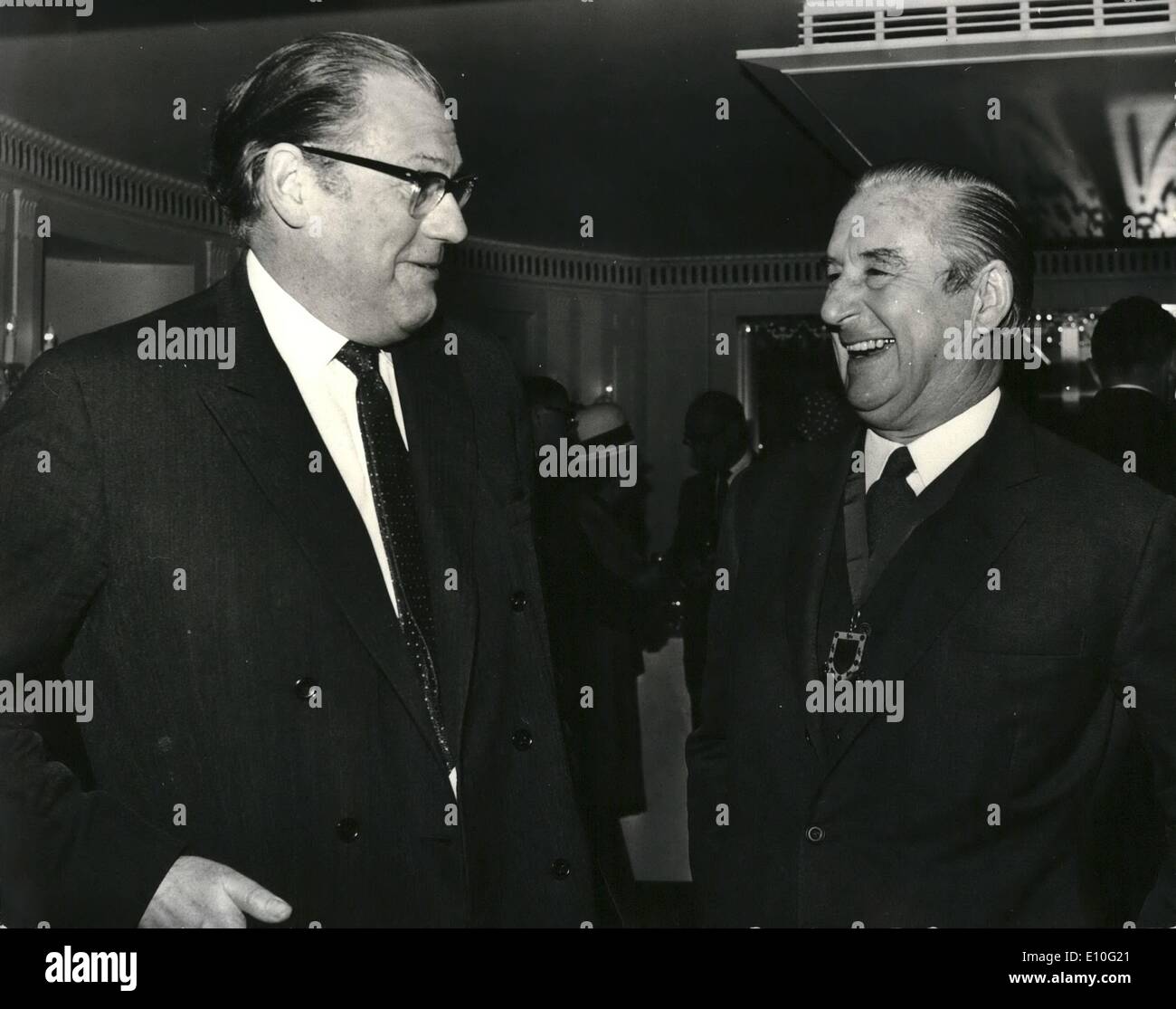 10 octobre 1972 - Reginald Maudling au déjeuner de la Chambre de commerce de New Westminster ; M. Reginald Maudling a fait aujourd'hui son premier discours public depuis sa démission du gouvernement, quand il est allé(e) à la ville de Westminster déjeuner de la Chambre de Commerce, à l'Hôtel Dorchester. Photo montre M. Reginald Maudling, à gauche, en compagnie du Seigneur Craigton, C.B.E. Président de la Chambre au déjeuner d'aujourd'hui. Banque D'Images