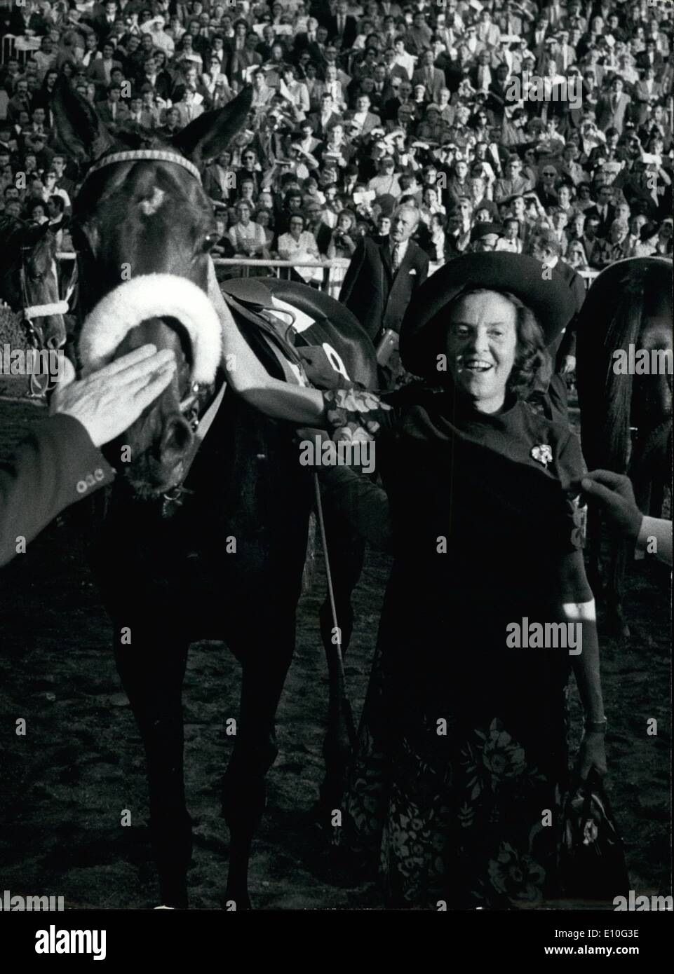 10 octobre 1972 - 'San San San' remporte le prix Arc de Triomphe : photos de San San (no 18) monté par Freddy Head gagnant le célèbre événement de course le Prix de l'Arc de Triomphe, à Longchamp hier. Yves Saint-Martin, circonscription de rescousse (non 17) ane out seconde. Banque D'Images