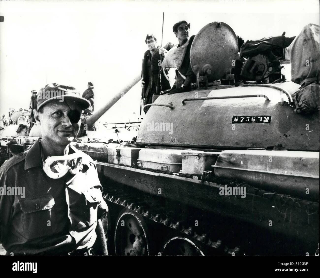 10 octobre 1972 - L'utilisation par Israël des chars russes. : le ministre de la Défense israélien M. Dayan vu l'inspection d'un appareil de fabrication russe de T.54 réservoirs, capturés durant la guerre Six-Days, et qui sont maintenant utilisés par le corps blindé d'Israël. Banque D'Images