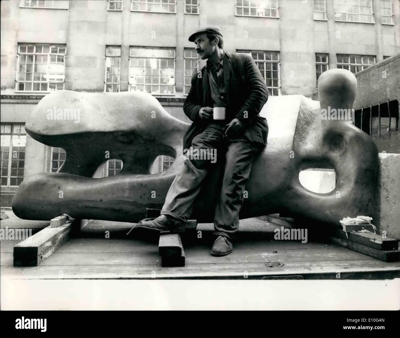 01 janvier 1973 - Henry Moore SCULPTURE POUR ''Le marché de l'art britannique 1973'' exposition. Une magnifique exposition de peintures, dessins, sculptures, mobilier, argent, verre et des œuvres d'art a été assemblée par les Britanniques de l'Association des antiquaires, Christie's, la Société des marchands d'Art de Londres et de Sotheby's dans le cadre de la Fanfare pour l'Europe des célébrations. L'exposition - ''Le marché de l'art britannique 1973'' - se tiendra à Christie's de Janvier 4ème - 11ème et sera ouverte par le Premier Ministre, M. Heath Banque D'Images