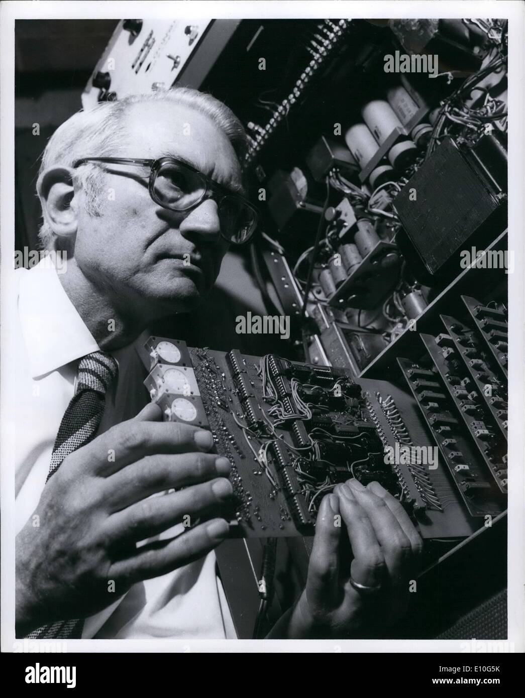 01 janvier 1973 - Le prototype d'un appareil électronique qui permet de récupérer les données qui permettront de faciliter la conception d'un système de communication et de navigation par satellite est inspecté par Roy E. Anderson, un ingénieur-conseil à la Générale Électrique du Centre de recherche et développement à Schenectady, N.Y. La ''plate-forme de collecte de données automatique'' sera utilisé pour mesurer les variations de force certains signaux radio transmis à partir d'un satellite spatial géostationnaire. M. Anderson est maintenant une partie de la commande et contrôle du circuit qui sera utilisé pour faire fonctionner l'appareil via le satellite Banque D'Images