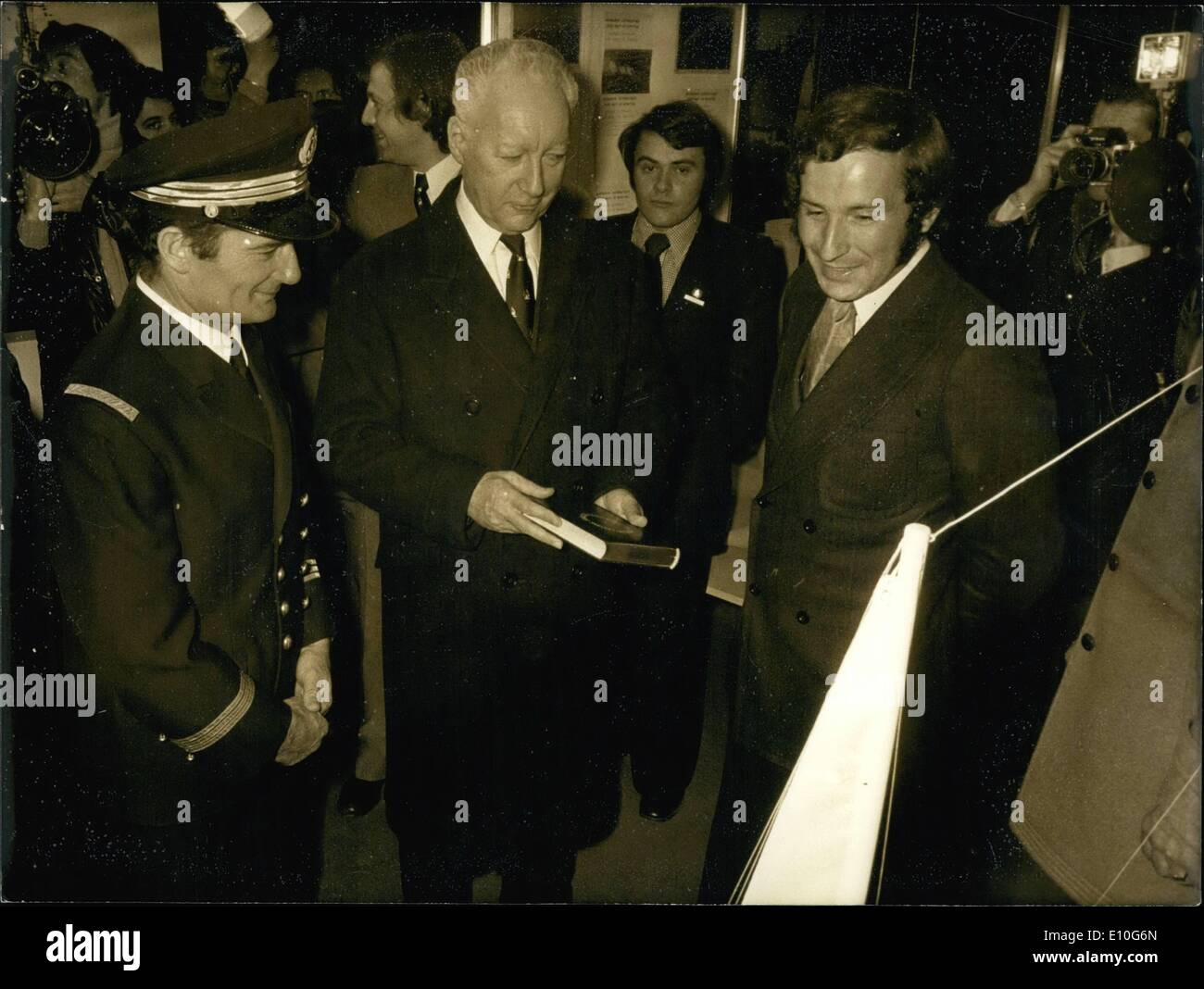 01 janvier 1973 - Pierre Messmer est représenté entouré d'Eric Tabarly (à gauche) et Alain Colas durant sa première visite à l'exposition de plaisance au CNIT. Dessin de Picasso de Staline Banque D'Images