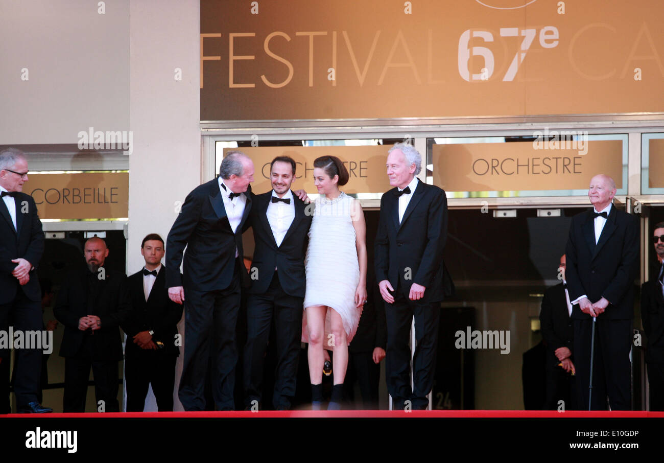 Cannes, France. 20 mai 2014. Luc Dardenne acteurs, Fabrizio Rongione, Marion Cotillard et Jean-Pierre Dardenne lors des deux jours, une nuit (deux jours, Une Nuit) projection de gala tapis rouge à la 67ème Festival du Film de Cannes, France. Le mardi 20 mai 2014 au Festival de Cannes, France. Credit : Doreen Kennedy/Alamy Live News Banque D'Images