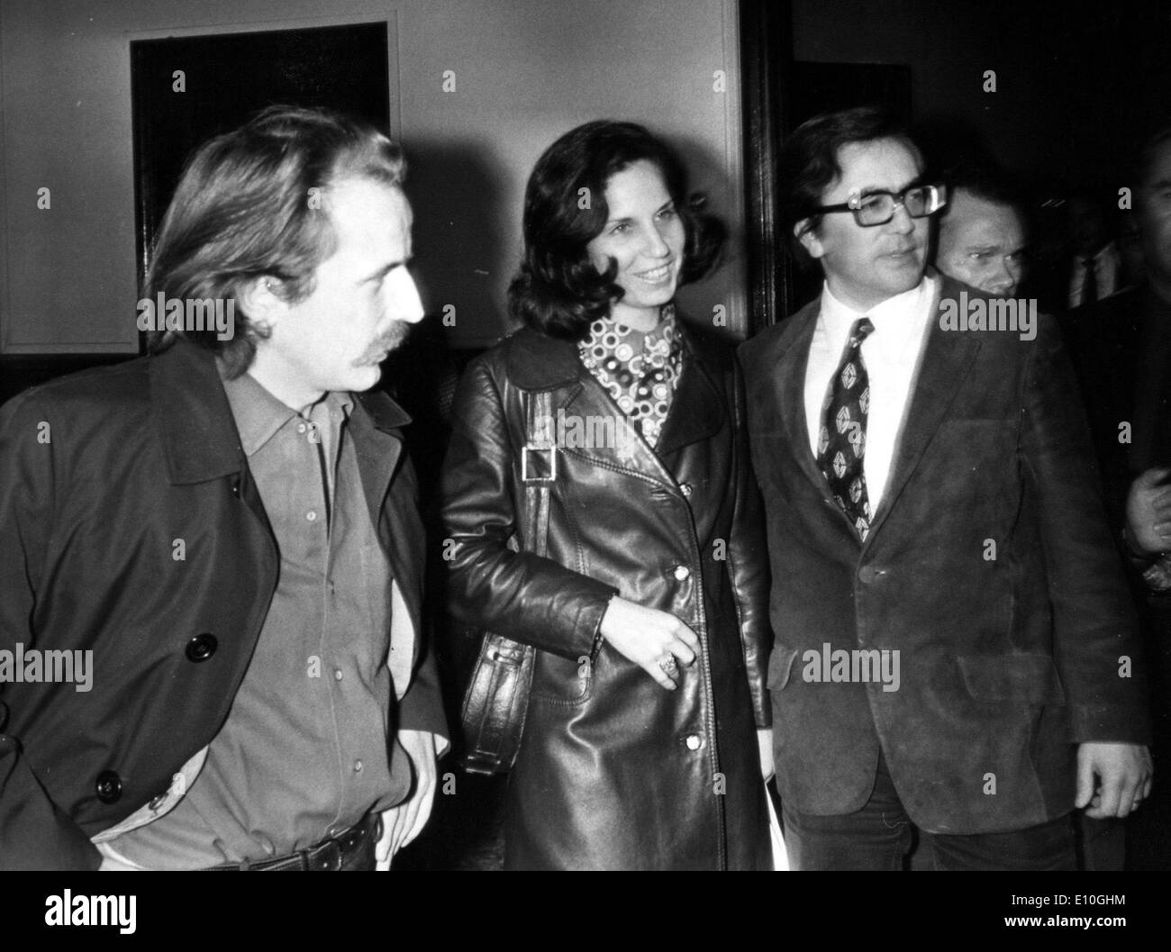 Chilean-American romancière Isabel Allende, mari MIGUEL FRIAS & REGIS DEBRAY (L) à Paris lors d'une rencontre de solidarité Banque D'Images