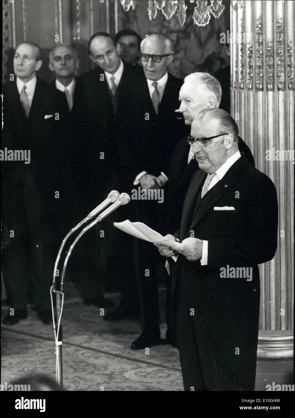 02 janvier 1973 - Georges Pompidou répond aux souhaits de ses électeurs à l'Elysée. Le premier ministre Pierre Messmer Banque D'Images