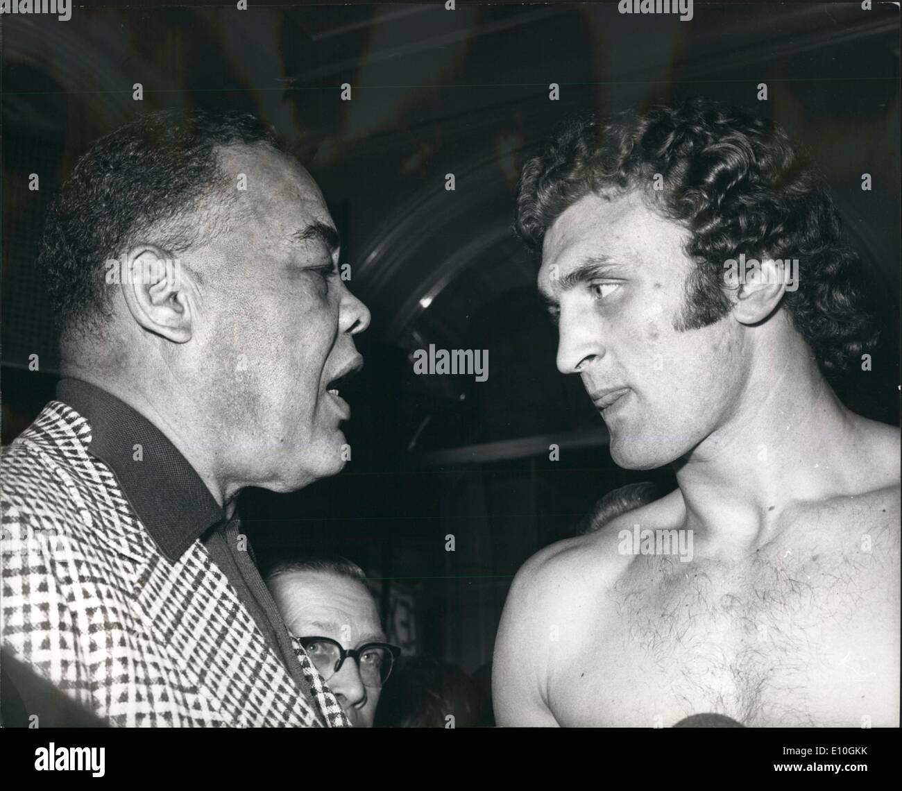 16 janvier 1973 - January 16th, 1973 Louis Joe Bugner Weigh-In participe. Photo Keystone montre : - Joe Louis, l'ancien champion du monde, a un mot avec Joe Bugner, l'Heavyweight Champion, à l'hôtel Horseshoe, Tottenham Court Road aujourd'hui, où Bugner pesait pour son titre défense contre La Holland's Rudi Lubbers au Royal Albert Hall ce soir. H/Keystone Banque D'Images