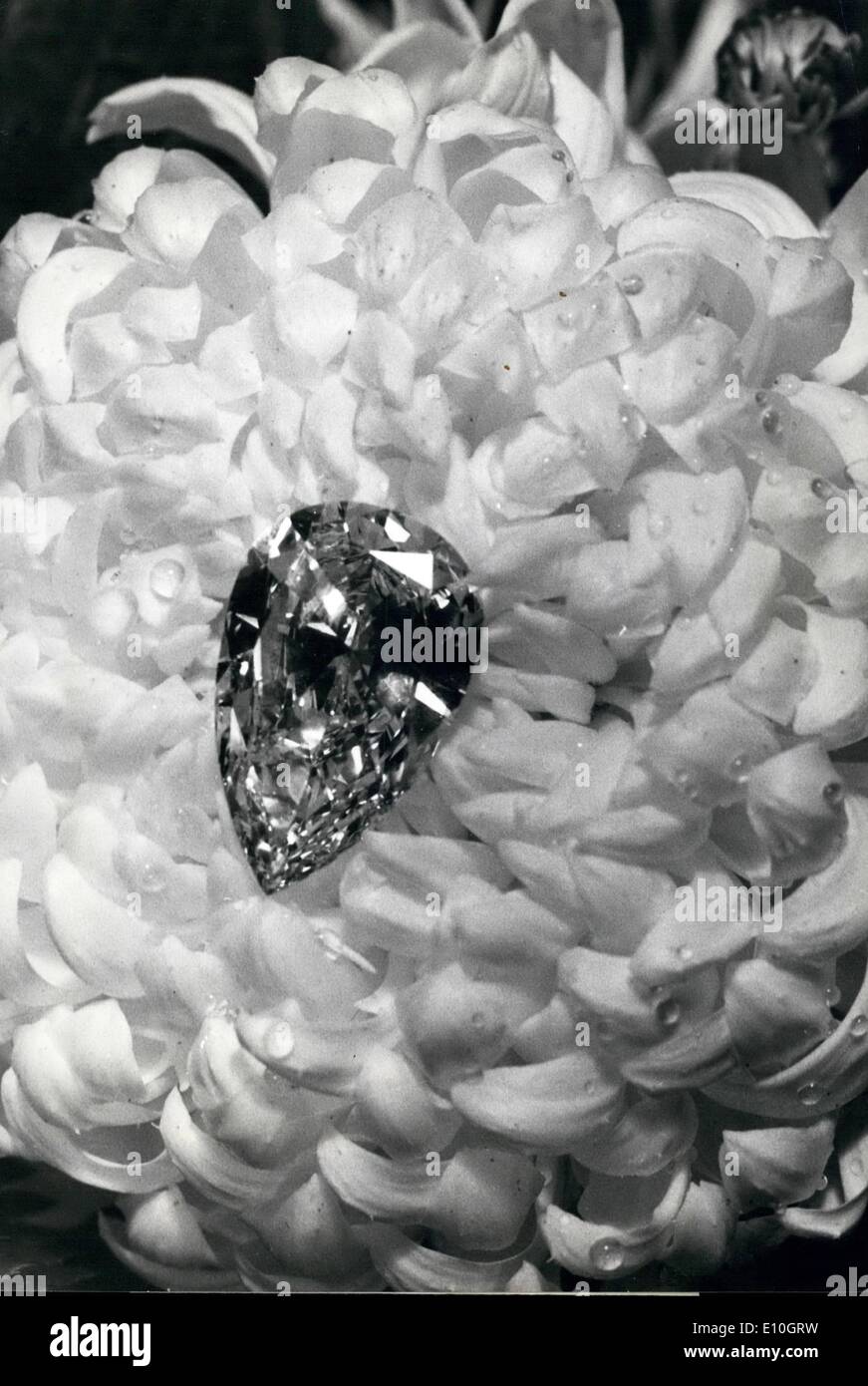 Novembre 11, 1972 - Des cadeaux de Noël pour Liz Taylor : Si Richard Burton n'a pas encore acheté Elizabeth Taylor son cadeau de Noël il va trouver la bonne chose cette semaine à l'hôtel Richmond à Genève à la fabuleuse la vente aux enchères de Christie's un impeccable, en forme de poire 55,91 carats, bleu-blanc, diamant d'une valeur d'environ 3 millions de francs suisses. Banque D'Images