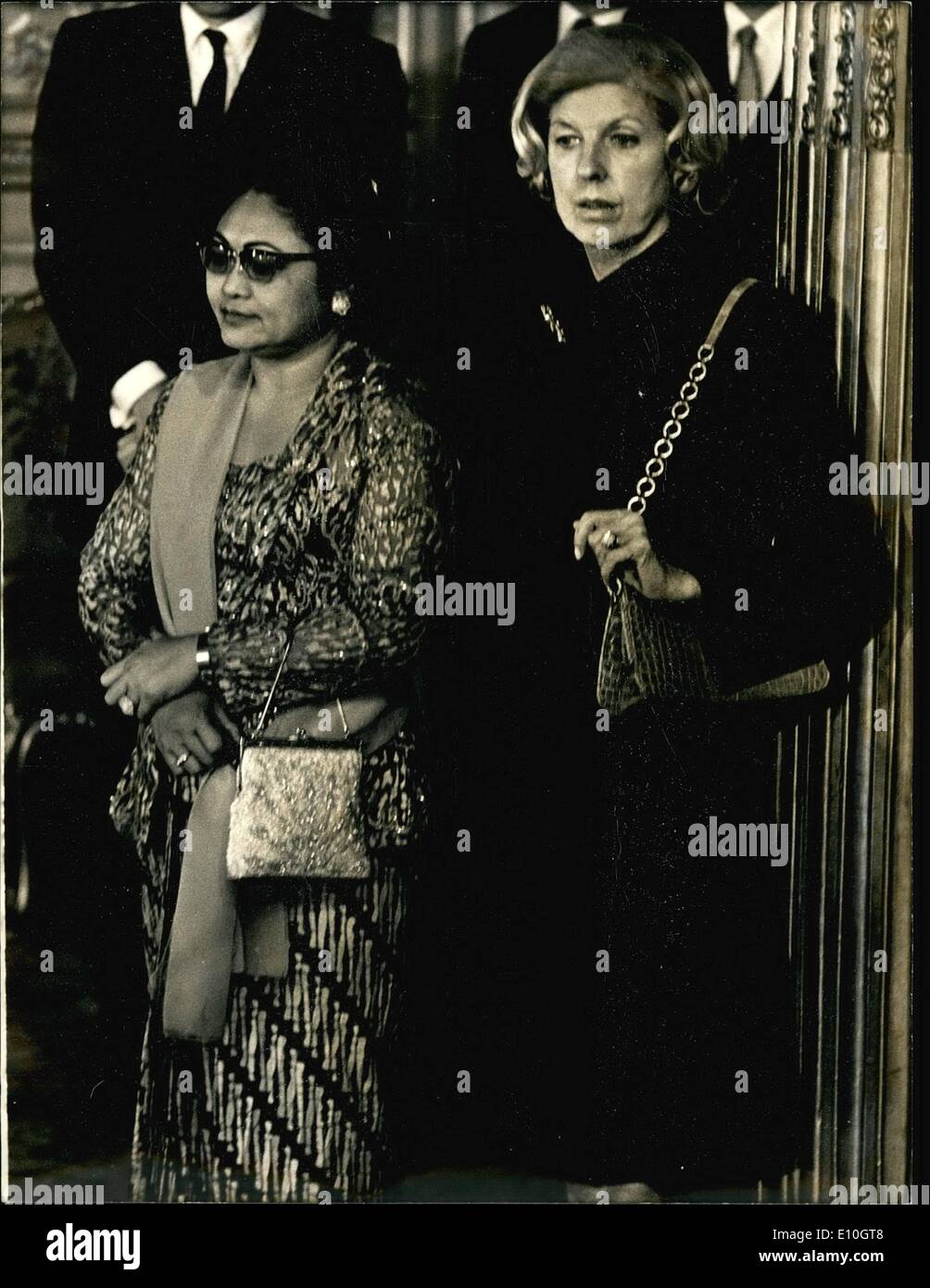 11 novembre 1972 - Le Président Suharto d'Indonésie et son épouse sont en visite officielle en France et sont illustrés d'être accueilli à l'Elysée. ''Antigone'' Gold Medal Concours de Rose Banque D'Images