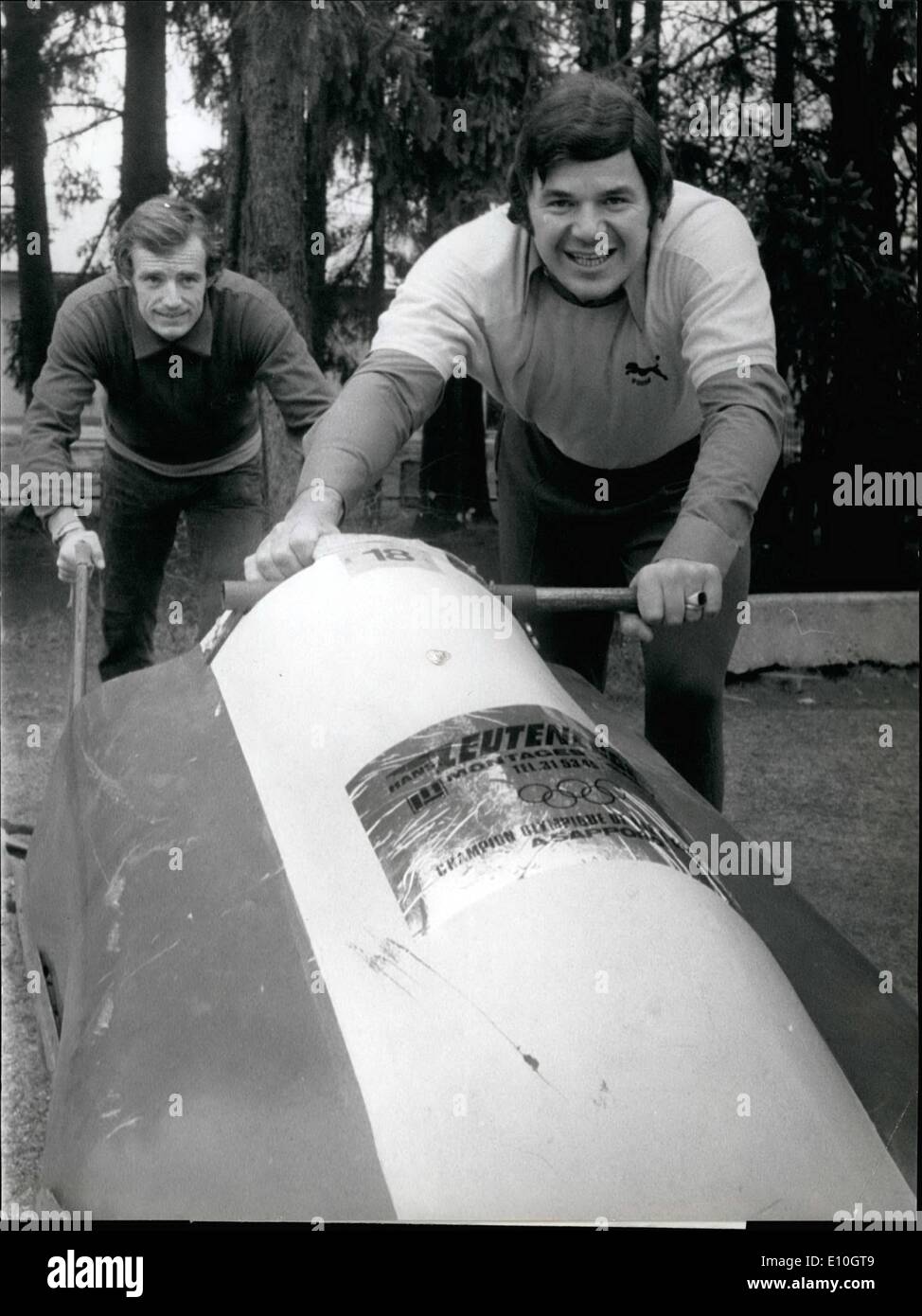Novembre 11, 1972 - Une nouvelle carrière sportive pour J.C. Killy ? : ancien médaillé d'or olympique triple Jean Claude Killy tente maintenant d'un nouveau concours après ses triomphes ski : bobsliegh. À cette fin, il a rencontré un autre champion olympique, le Suisse Hans Leutenegger, membre de l'équipe de bobsleigh à 4 hommes qui a remporté l'or à Sapporo. Les deux sont maintenant préparer la prochaine saison que 2 hommes en bobsleigh. Photo montre H. Leutenegger et J.G.Killy en formation à sec à Genève. Banque D'Images