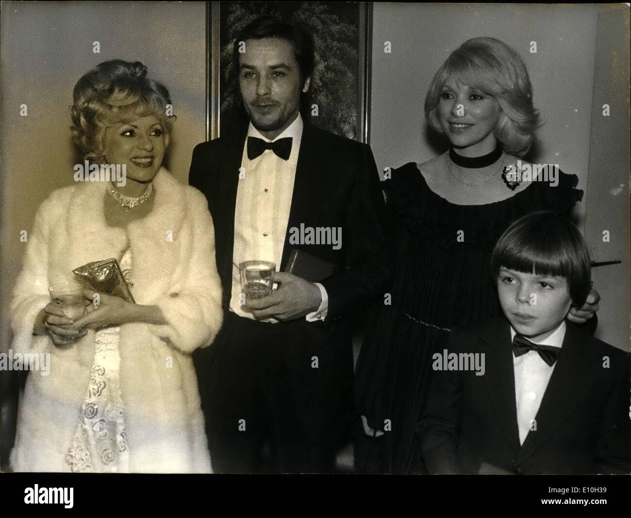 11 novembre 1972 - Nuit du Cinéma Prix : Le Cinéma ''nuit'' Oscars est allé à Anny Cordy, le célèbre chanteur comédien pour sa agissant en ''Hello Dolly'', Alain Delon, acteur de l'écran français n° 1 pour l'ensemble de ses films, Mireille Darc pour son emprunt d'une ''Decoy Girl'' dans le film ''il était une fois un cop'' (il etait une fois un flic) et huit ans Herve Hullien qui agissait comme son fils. Photo montre l à R. Anny Cordy, Alain Delon, Mireille Darc et Jeunes Herve Hullien. Banque D'Images
