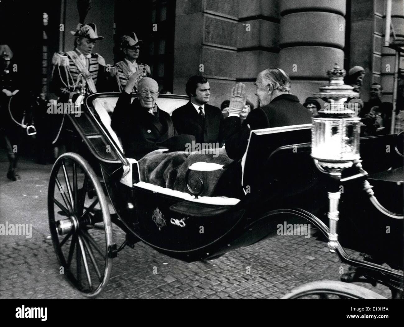 11 novembre 1972 - Le 90e anniversaire du Roi Gustave Adolphe de Suède : Le Roi Gustav, le plus ancien monarque au pouvoir du monde a été grandement salué par le peuple suédois et les gens du monde entier à l'occasion de son 90ème anniversaire. Depuis tôt le matin jusque tard le soir une célébration après l'autre a eu lieu. Et le vieux roi n'a jamais fatigué. ici il passe par la ville de Stockholm dans le chariot de gala avec son fils, le Prince Beril et son petit-fils, couronne-prince Karl Gustav. Banque D'Images