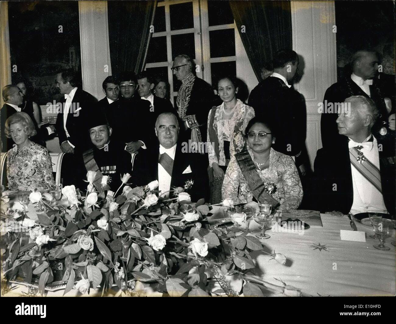 14 novembre 1972 - De gauche à droite, à la table : madame Pompidou, Président Suharto, Pompidou, Madame Suharto, et Pierre Messmer. Banque D'Images