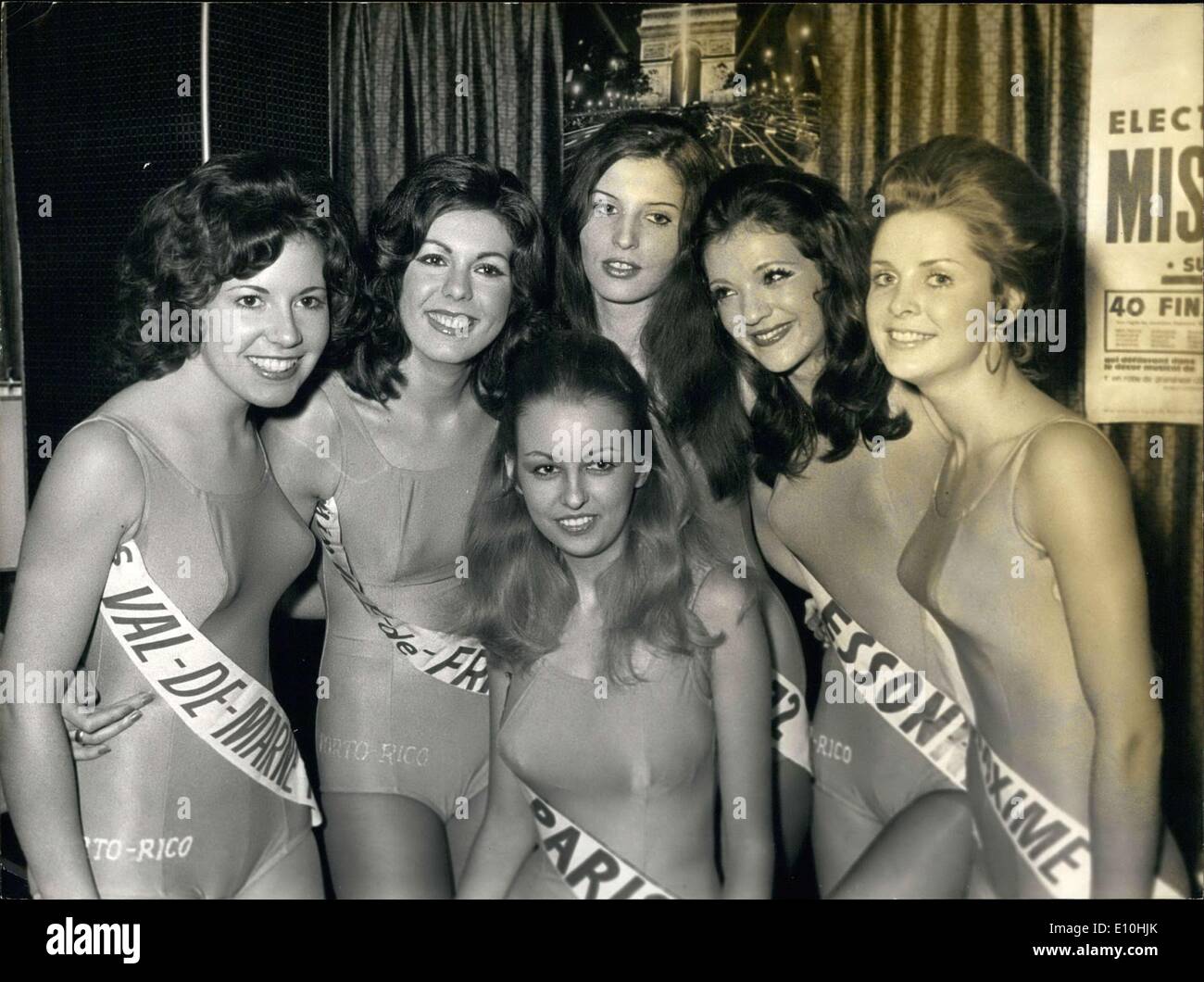 08 déc., 1972 - De gauche à droite : Mlle Val de Marn, Michele Rateau ; Miss Ile de France, Martine Flety ; Mlle Paris, Patricia Chapuis ; Miss Oise, Evelyne Pillon ; Mlle Essonne, Catherine Brin ; et Mlle St. Maxime, Sylvaine Labyrinthe. Banque D'Images