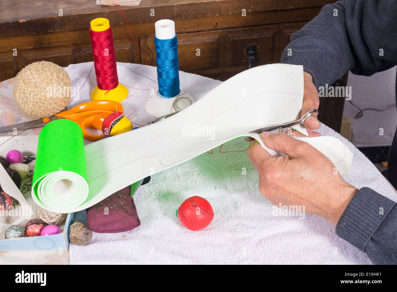 Couper des bandes de Artisan cuir à faire des boules de jai alai Banque D'Images