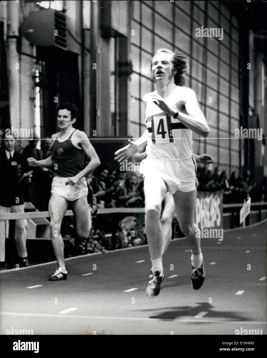 02 février 1973 - l'athlétisme international. La Grande-Bretagne contre l'Allemagne de l'Est. Photo montre Ray Smedley (Grande-Bretagne) gagne le 15000 M dans une nouvelle piscine Royaume-uni tous les arrivants tim record du folklore 3 mins. 4,2 secondes au cours de la réunion de l'athlétisme international entre la Grande-Bretagne et l'Allemagne de l'Est, à Cosford samedi. Banque D'Images