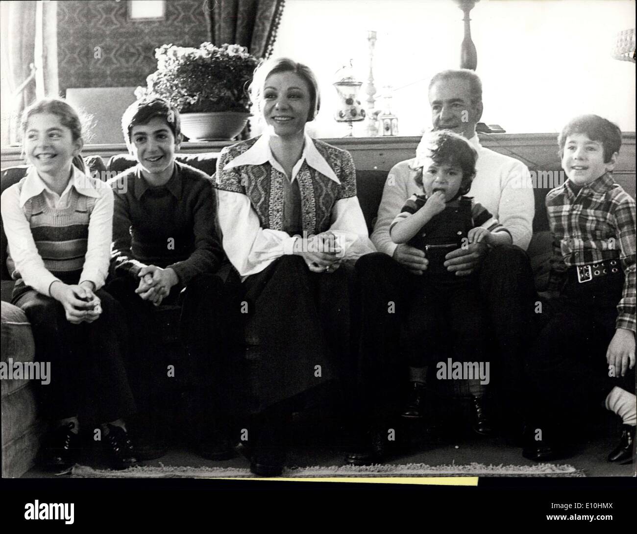 07 février 1973 - Iran famille impériale à St-moritz - Shah Reza Palhevi et sa famille passent l'hiver Vacances dans la Villa du Shah à St-moritz Suvretta, où ils utilisent pour rester plusieurs fois par an. Le Shah et Farah Dibah sont connus pour être bery friands de ski. OPS : le Shah's Fmaily dans la Villa Princess Leila, Prince Ali Reza, l'Impératrice Farah Diba, le Shah Reza et son fils sur ses genoux, la Princesse Farahnaz. Banque D'Images