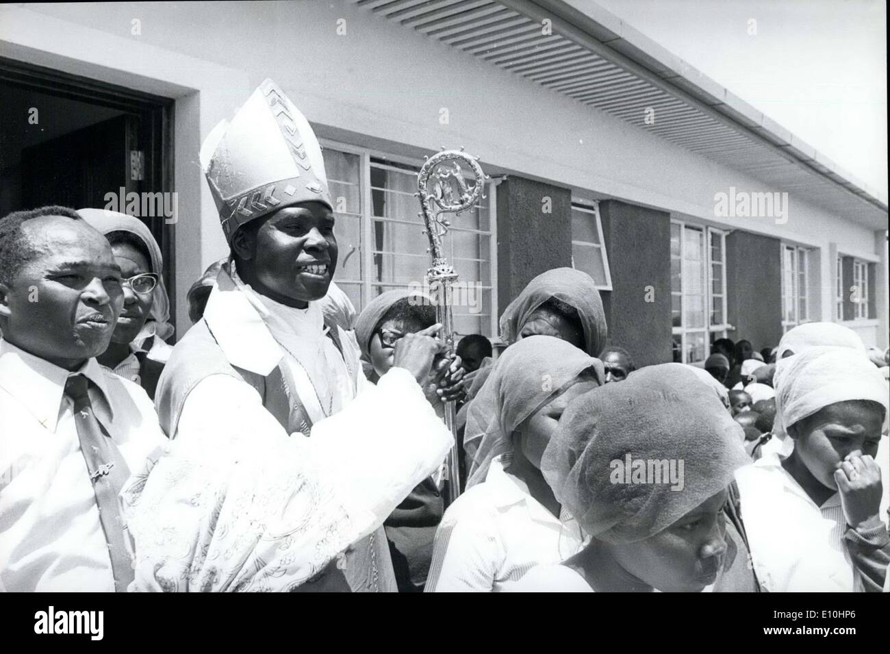 14 février 1973 - Après la messe, à l'extérieur dans le bain soleil africain, l'archevêque de Nansi le cardinal Maurice Otunga sourit en guise de salutation Banque D'Images