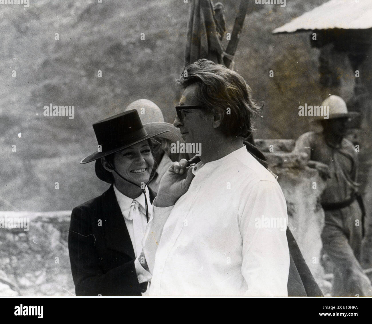 14 févr. 1973 - Baja California, Mexique - Rita Hayworth et Robert Mitchum ont un rire tandis que sur pause dans le tournage du film ''La ira de Dios''. Banque D'Images