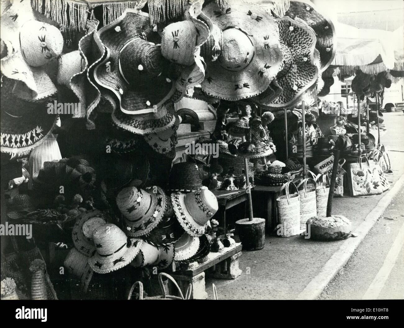 Le 12 décembre 1972 - Photo montre le peuple des Bahamas vit en partie sur la fabrication de produits touristiques comme les chapeaux que vous pouvez acheter à chaque petit marché à Nassau. Banque D'Images