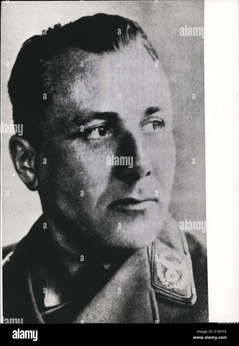 Le 12 décembre 1972 - Les dentistes et les juristes sont persuadés que Martin Bormann est mort : il y a trois semaines, les travailleurs ont découvert quelques os et deux crânes humains près de lehrt gare de Berlin, où bormann a été vu pour la dernière fois le 22 mai 1945. L'un des crânes (notre photo) a été identifié par le technicien dentaire dont le client bormann avait été il y a longtemps et qui a reconnu son travail. Le second squelette est susceptible d'être celui de médecin de Hitler dans l'ordinaire. Le Dr Ludwig stumpfegger, qui ont essayé de flie avec Martin Bormann, le 2 mai 1945,. Il a également été identifié par son dentier Banque D'Images