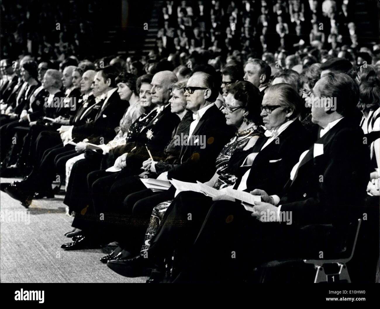 Le 12 décembre 1972 - Cérémonie de remise du Prix Nobel à Stockholm : à cause d'un gros rhume, le Roi Gustave Adolphe de Suède a été incapable de faire le Prix Nobel à Stockholm les présentations dimanche. Les prix ont été présentés par son petit-fils, le prince Carl Gustav. Banque D'Images