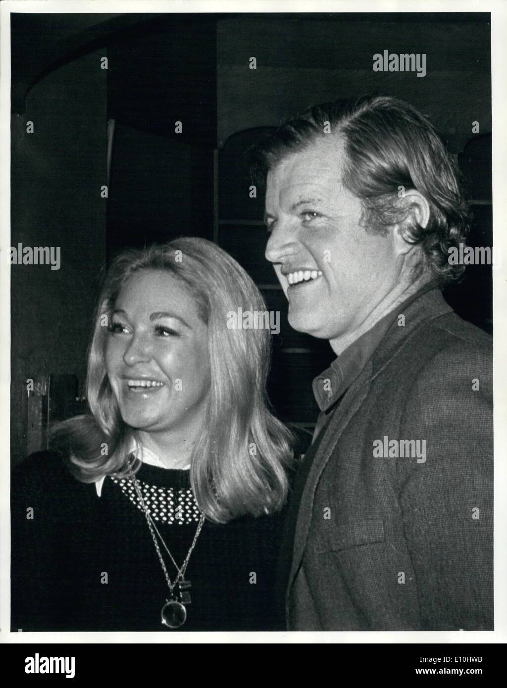 12 déc., 1972 - M. et Mme Edward Kennedy à partie pour Bedford Stuvesant jeunes du Rockefeller Plaza. Banque D'Images