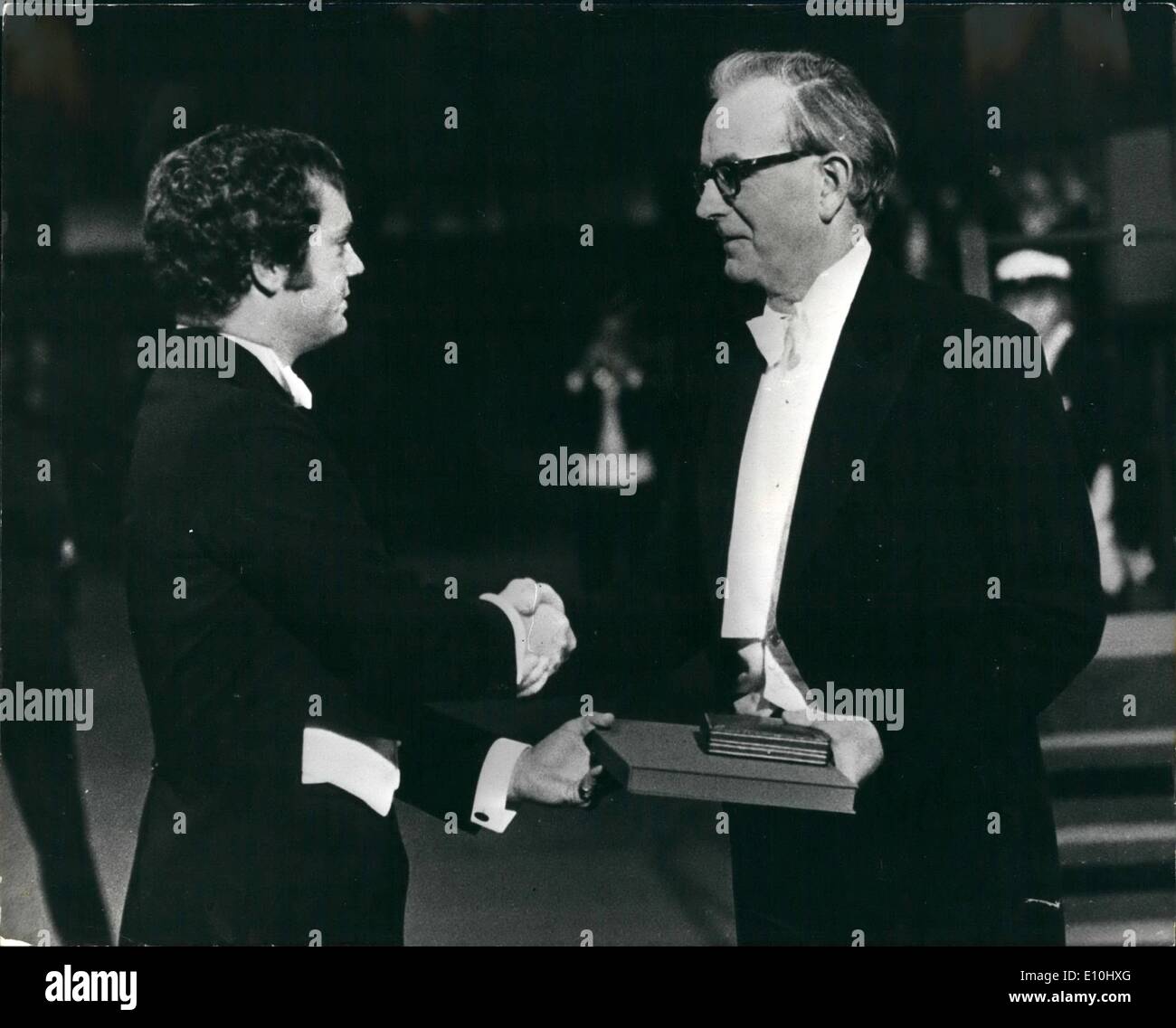 Le 12 décembre 1972 - Cérémonie de remise du Prix Nobel à Stockholm : à cause d'un gros rhume, le Roi Gustave Adolphe de Suède a été incapable de faire la présentation du Prix Nobel à Stockholm, le dimanche. Les prix ont été présentés par son petit-fils, le prince Carl Gustav. La photo montre le prince Carl Gustav vu présenter le Prix Nobel de médecine au Dr R. Porter, de l'Université d'Oxford. Banque D'Images