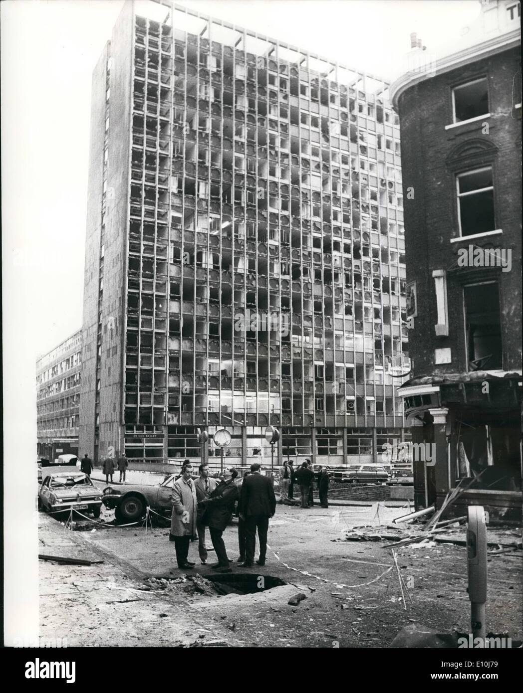 Mar. 03, 1973 - La bombe à Londres. Un homme a été tué et 212 personnes blessées dans les deux explosions à la voiture piégée qui a secoué Londres. L'un était à l'extérieur de l'Old Bailey et l'autre est parti en grand Scotland Yard de Whitehall. Photo montre :- c'est la scène montrant le cratère creusé par l'explosion à la voiture piégée à l'Old Bailey, montrant en arrière-plan, les fenêtres brisées d'un grand immeuble de bureaux. Banque D'Images