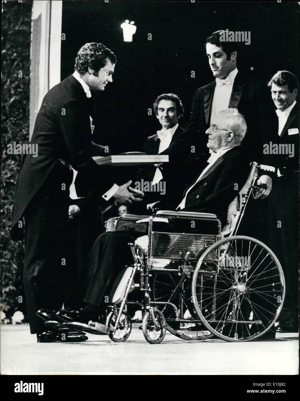 Le 12 décembre 1972 - Cérémonie de remise du Prix Nobel à Stockholm : à cause d'un gros rhume, le Roi Gustave Adolphe de Suède a été incapable de faire la présentation du Prix Nobel à Stockholm, le dimanche. Les prix ont été présentés par son petit-fils, le prince Carl Gustav. La photo montre le prince Carl Gustav est vu présenter le Prix Nobel de chimie au Dr William Stein, de l'Université Rockefeller, à New York. Banque D'Images