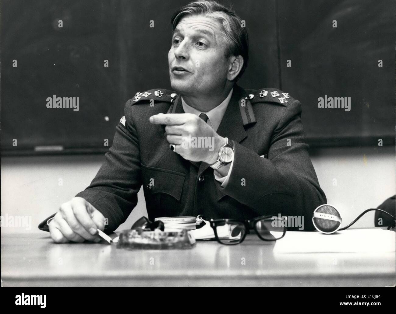 Le 12 décembre 1972 - environ 30 paras disent qu'ils vont quitter plus Beefast donnez de l'Armée Commandant Conférence de presse à Aldershot : Environ 30 parachutistes, certains d'entre eux sous-officiers de la 2e Bataillon du Régiment de parachutistes à qui on a dit qu'ils étaient de retour à l'obligation de lutte contre le terrorisme en Ulster pour la sixième fois, ont demandé à acheter eux-mêmes de l'armée. Cet après-midi à Aldershot, commandant de brigade Stand Tony Ward 16e brigade de parachutistes ont donné une conférence de presse. La photo montre le stand de Tony Ward vu lors de sa conférence de presse à la 16e brigade Para education centre à Aldershot aujourd'hui. Banque D'Images