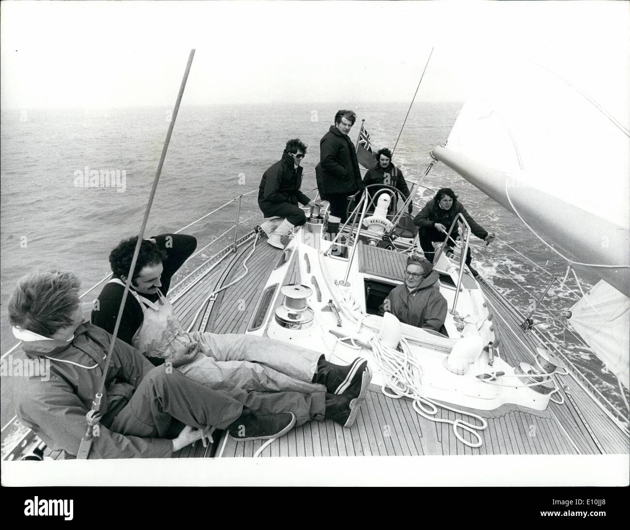Mar. 03, 1973 - Procès de l'Admiral's Cup dans le Solent : M. Lealie Holliday (debout dans l'arrière) et sa femme, Joan, mettant leur 44ft-finlandais construit yacht, Kealoha, grâce à son rythme dans le Solent hier. Il est parmi les 38 bateaux à partir de laquelle la Grande-Bretagne va choisir trois pour défendre l'Admiral's Cup en août. Banque D'Images