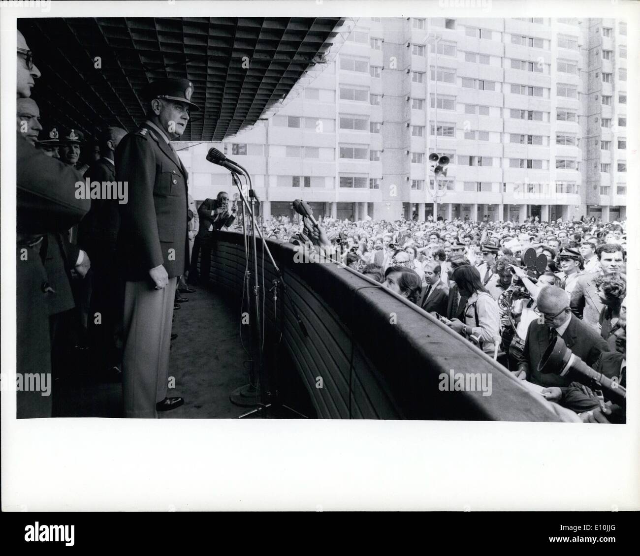 Mar. 03, 1973 - Argentine le président Alejandro p. Lanusse 3000 donnant à l'appartement de travailleurs municipaux dans le cadre d'un programme pour fournir un logement à 11 000 familles dans la région de Ciudad General Belgrano, Banque D'Images