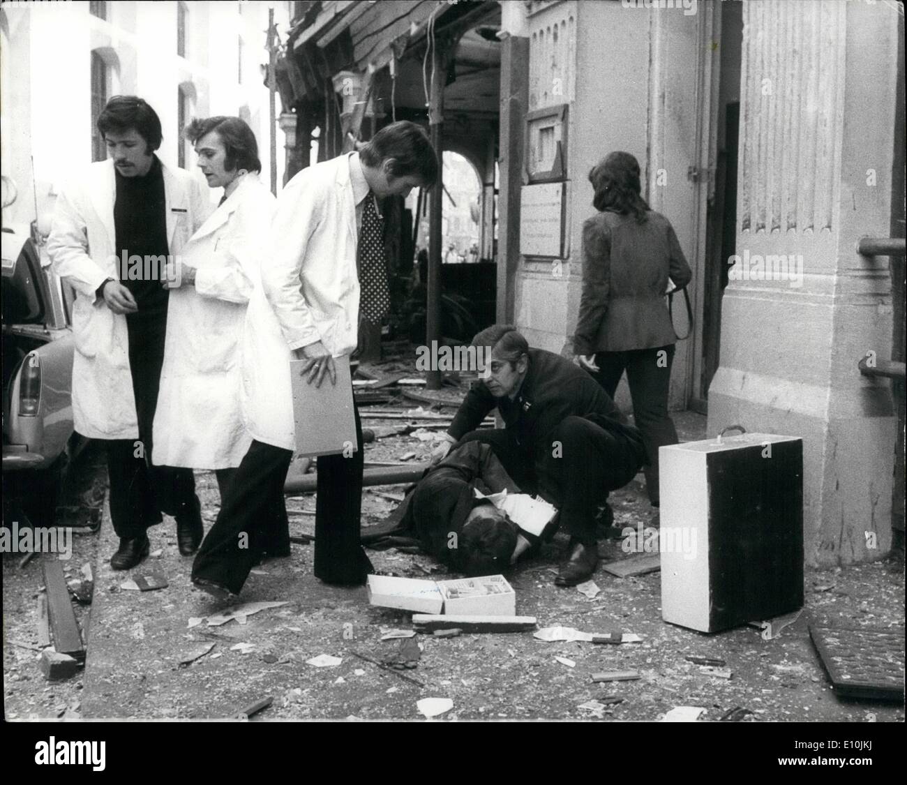 Mar. 03, 1973 - Une explosion à côté de l'Old Bailey. hoto montre : l'une des victimes reçoit l'attention hors du côté d'un sha Banque D'Images
