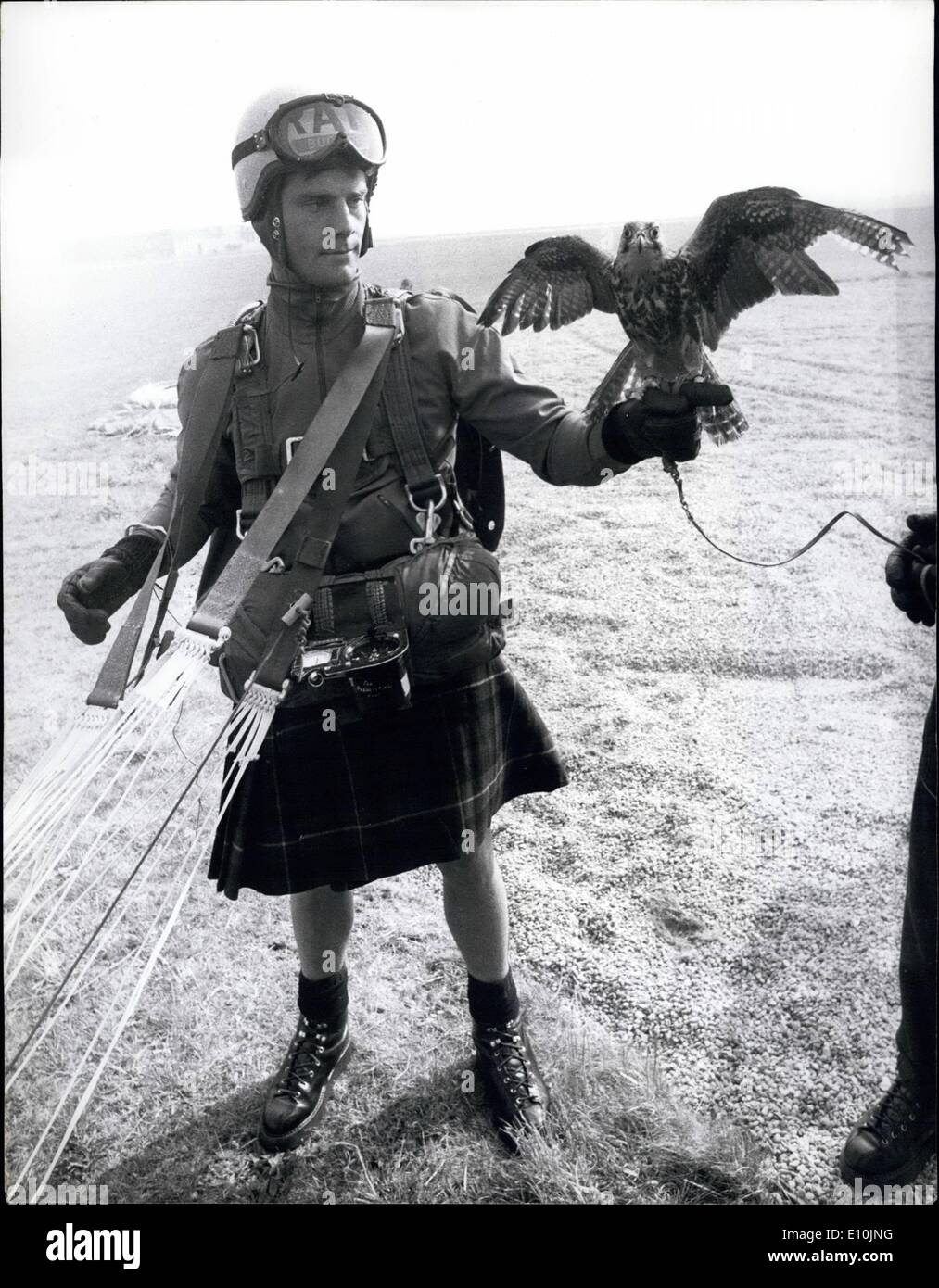 Avril 04, 1973 - Membre de la pèlerins - Dans un kilt : Porter un kilt, le Sgt. Chris Buchan, d'Aberdeen, un des membres du pèlerin, la R.A.F. L'équipe de démonstration de parachutisme, sen avec la mascotte de l'équipe, Shukee, après qu'il avait atterri à l'aérodrome d'Abingdon, quand il a sauté d'un avion Hercules. Banque D'Images