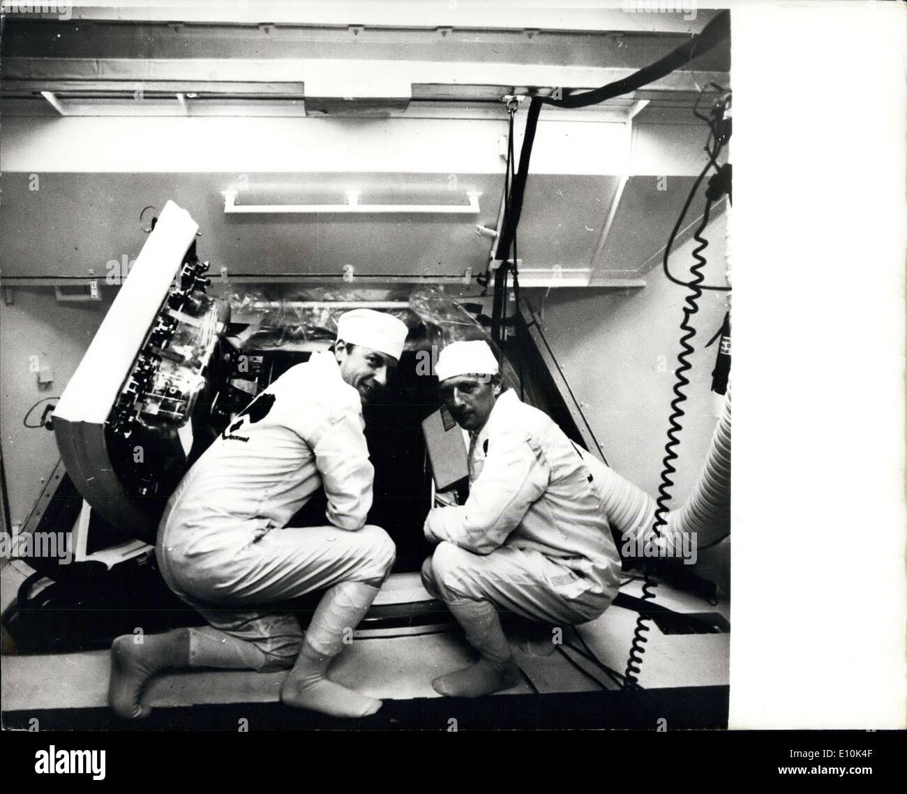 Le 30 avril 1973 - Les astronautes Skylab inspecter le module de commande : photo montre les astronautes Paul J. Waitz et Charles Conrad, Jnr. Inspecter le module de commande de lancement à 39A, dont le lancement est prévu pour le 14 mai. La première mission habitée Skylab va durer jusqu'à 28 jours. Skylab est un espace expérimental gare composé d'un complexe de laboratoires de 100 tonnes de nature médicale, scientifique et technologique expériences seront effectuées en orbite de recherche. Le premier équipage de cette mission sera astronaute Charles Conrad jr. Commandant : Chercheur scientifique et astronaute Paul J. Waite, pilote. Banque D'Images