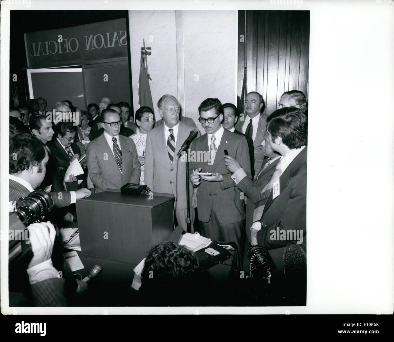 05 mai 1973 - Le secrétaire d'État américain William P. Rogers sur le goodwill tour au Mexique : M. Roger's conférence de presse sur l'arrivée à l'aéroport de Mexico City, à sa droite est secrétaire aux Relations extérieures du Mexique O. Emilio Rabasa. Banque D'Images