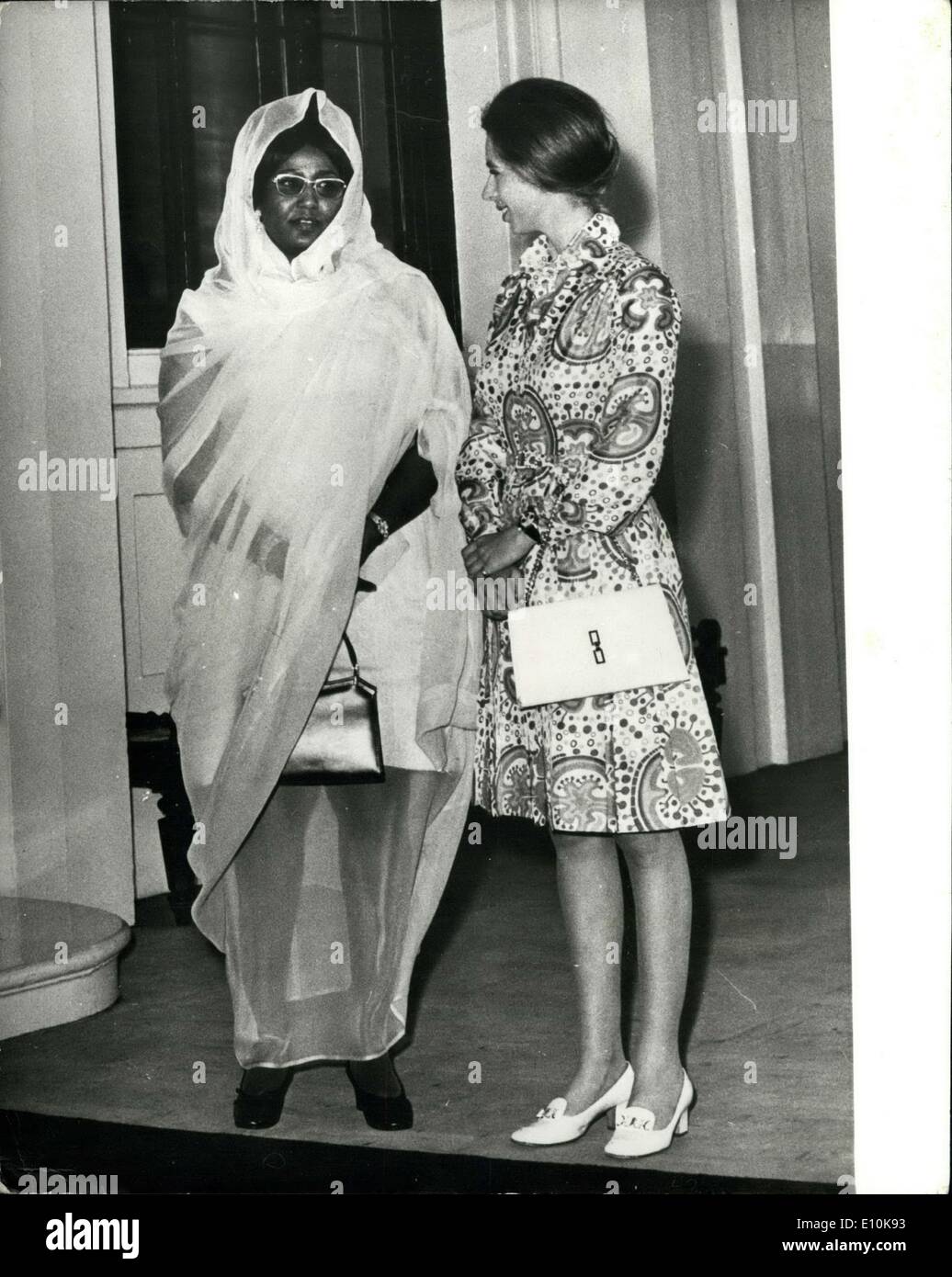 27 mars 1973 - Le Président du Soudan Numeiry Repas avec la reine. Le président du Soudan Numeiry, qui est ici sur une visite officielle de quatre jours, et sa femme, aujourd'hui déjeune avec Sa Majesté la Reine au palais de Buckingham. Photo montre : l'épouse du Président Numeiry et la Princesse Anne, fourni un contraste dans la mode à Buckingham Palace aujourd'hui. Banque D'Images