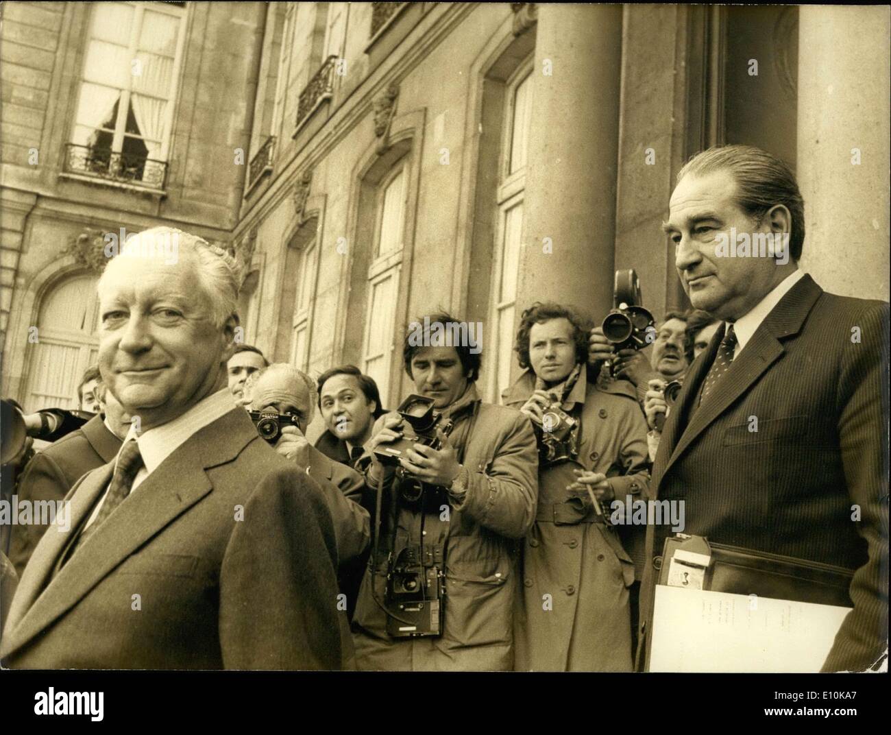 Avril 03, 1973 - Le président Georges Pompidou a rencontré son nouveau Conseil ce matin, composé de 21 ministres. Le premier ministre Pierre Messmer est photographié de quitter le Palais de l'Élysée avec Joseph Comiti, qui est le porte-parole gouvernemental chargé des relations parlementaires, derrière lui. Banque D'Images