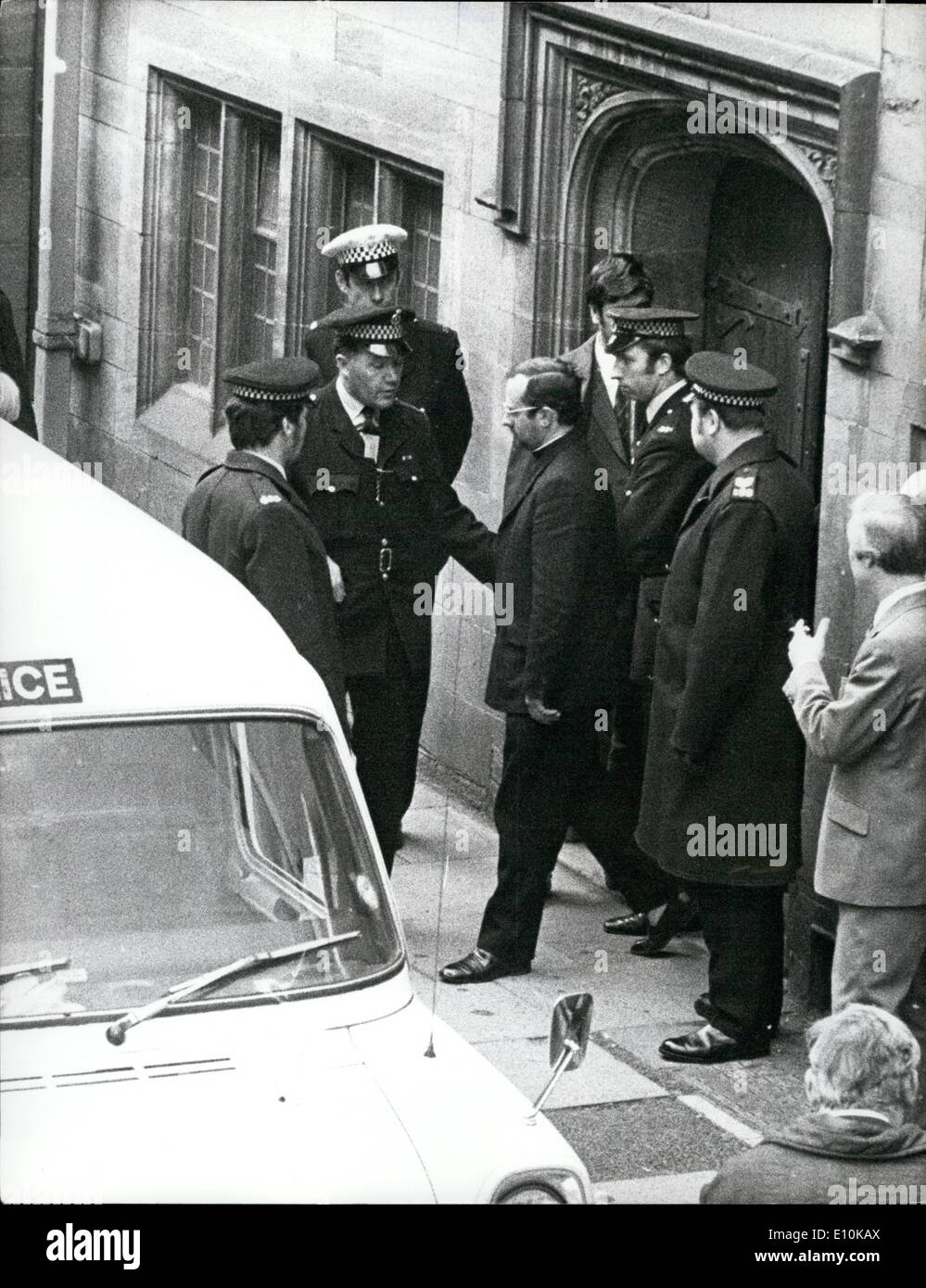 Avril 04, 1973 - prêtre accusé comparaît devant le tribunal : un prêtre catholique, et cinq autres hommes ont été placés en détention provisoire à Conventry hier pour huit jours accusé d'une bombe. Les six, tous étaient de Coventry : le père Patrick Hamilton Miles est tombé, prêtre assistant à toutes les âmes, Église catholique romaine Coventry ; ;Anthony Roland Lynch, 36 ans, d'ajusteur, de Berkswell Road ; Anthony McCormick, 17 ans, ingénieur, de Sycamore Road ; Thomas Gerald Rush, 26 ans, électricien, de Browett Road ; Herbert Francis Kelly, 28 ans, manoeuvre, de constructeur de route Daimler, et Francis Stagg, 31, conducteur, de Chetwode Fermer, Allesley Park Banque D'Images
