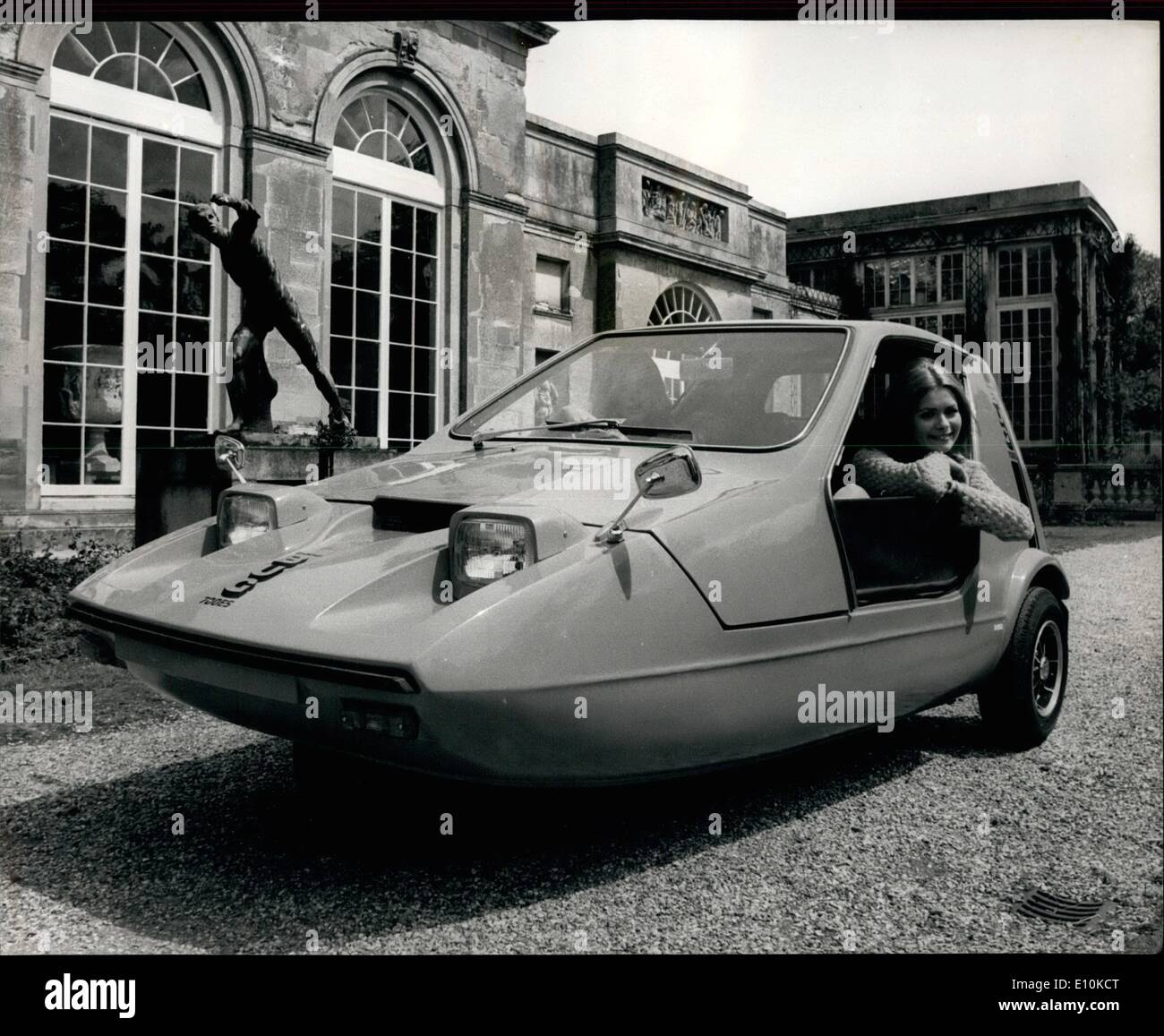 05 mai 1973 - le « Bond Bug » - la voiture de jeunesse des années 70 : le Bond Bug, un révolutionnaire olni à deux places, est le premier véhicule conçu exclusivement pour le groupe des 17 à 25 ans. Ce nouveau produit du groupe Raliant Motor Group a été lancé avec l'assurance  de devenir aussi grand précurseur dans son domaine au cours des années 1970 que le Mini dans la dernière . Trois versions sont proposées : le modèle Bond Bug  700 (au prix de 548.0.04), le modèle 700 (579.7.0) qui est équipé d'équipements pour toutes les conditions météorologiques et de rafinemen les 700s (29.19.) dans le monde entier  Banque D'Images