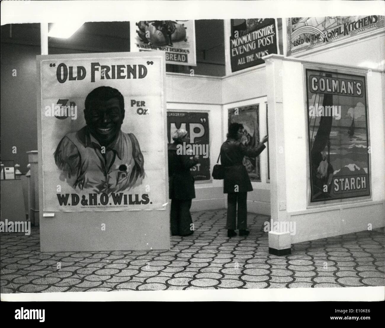 Mai 05, 1973 - Exposition de vieux maîtres de l'affiche : une exposition de vieux maîtres de l'affiche classique des derniers soixante-dix ans, a ouvert aujourd'hui au Musée de Bethnal Green, Londres. La collection a été donnée au musée par l'agence de publicité Ogilvy, Benson et Mather. Photo montre : les visiteurs à la recherche de certains des vieux maîtres de l'affiche, à la Bethnal Green Museum aujourd'hui. Banque D'Images