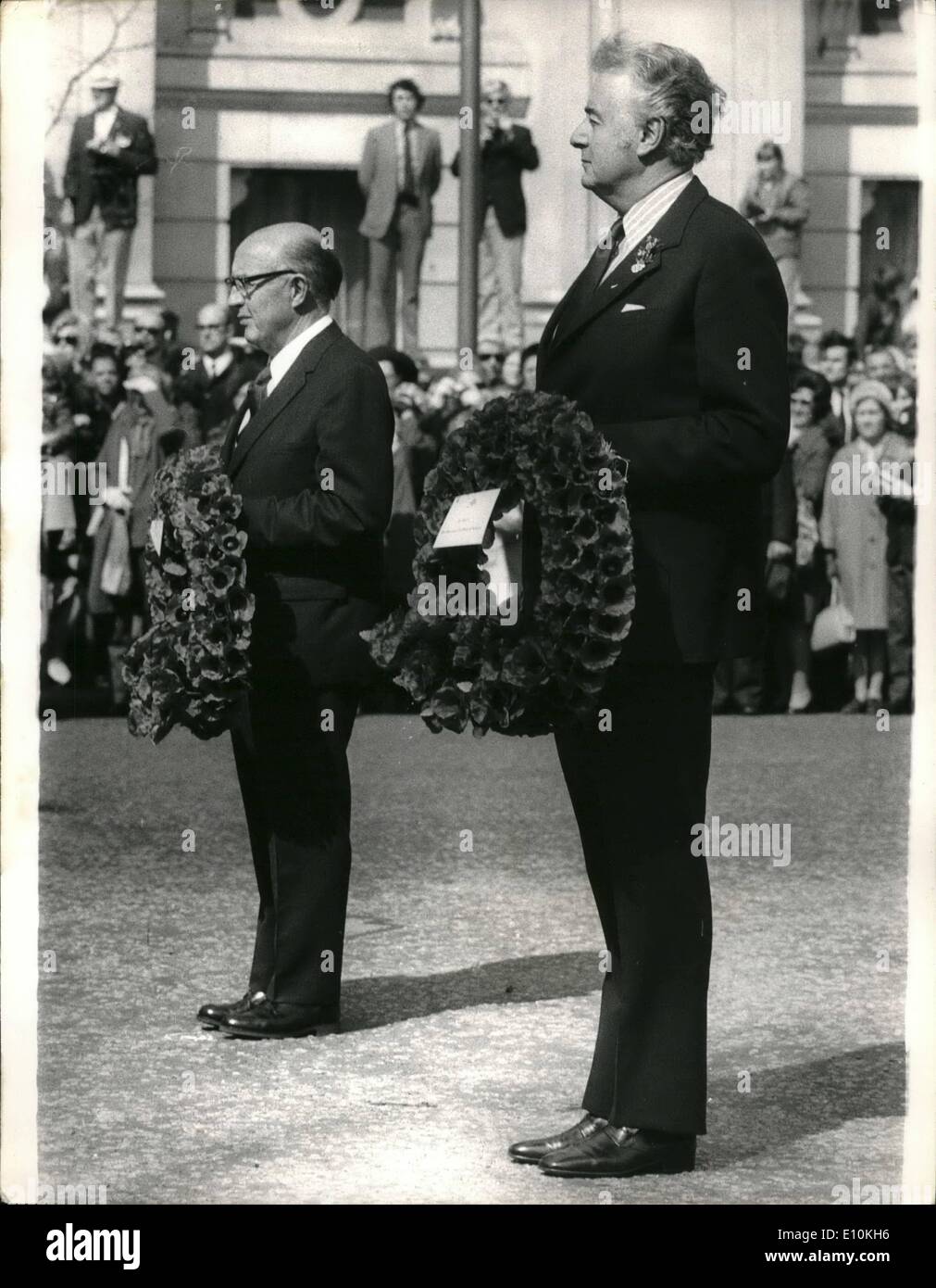 Avril 04, 1973 Journée de l'Anzac - dépôt de gerbe au Monument commémoratif ; de Premier ministre britannique, Edward Heath, a assisté aujourd'hui à la cérémonie de l'Anzac Day au cénotaphe où il a déposé une couronne pour commémorer les soldats australiens et néo-zélandais et les femmes qui sont morts au cours des deux guerres mondiales. Photo montre M. Terence Henderson Mccombs, (à gauche) La Nouvelle-Zélande Haut commissaire à Londres, et M. Gough Whitlam, le Premier Ministre australien, qui est à Londres pour une visite, que l'on voit aujourd'hui, au cours de service au Cénotaphe. Banque D'Images