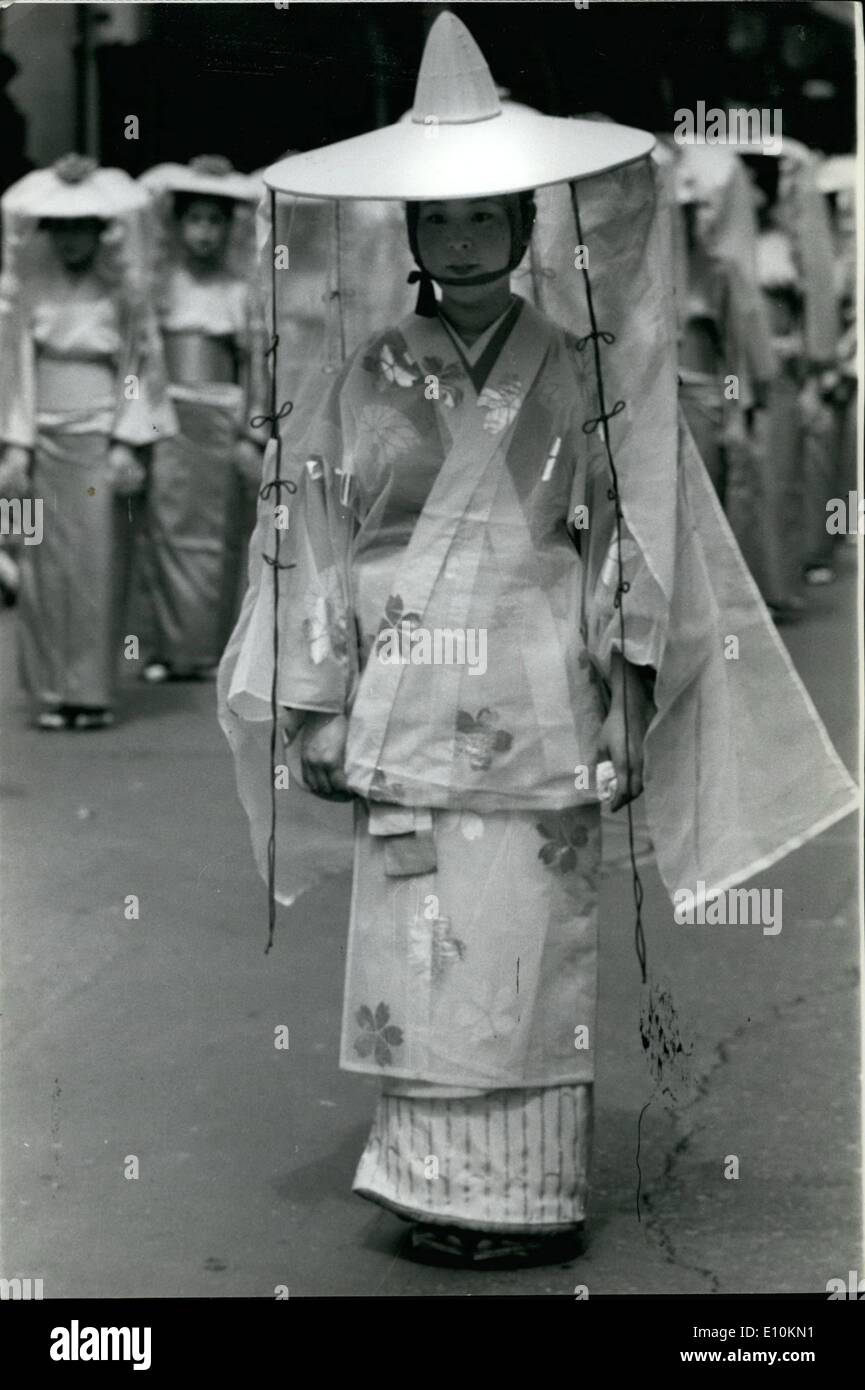 05 mai 1973 - Yokohama va Gay Au début de l'été Festival : le plus grand Japans port de Yokohama prend un air de fête que 300 résidents prennent part à un gala qui annonce l'approche de l'été, et l'ouverture de la port japonais pour le commerce extérieur après l'arrivée du commandant Perry's ''Bateau'' de l'Amérique, après des négociations difficiles avec les ''Daimyo provincial'' (gouverneur). La photo montre l'un d'un groupe de filles portaient les costumes élaborés utilisés par il y a des siècles aristocratiques au Japon, lorsqu'ils ont pris part au festival de Yokohama. Banque D'Images