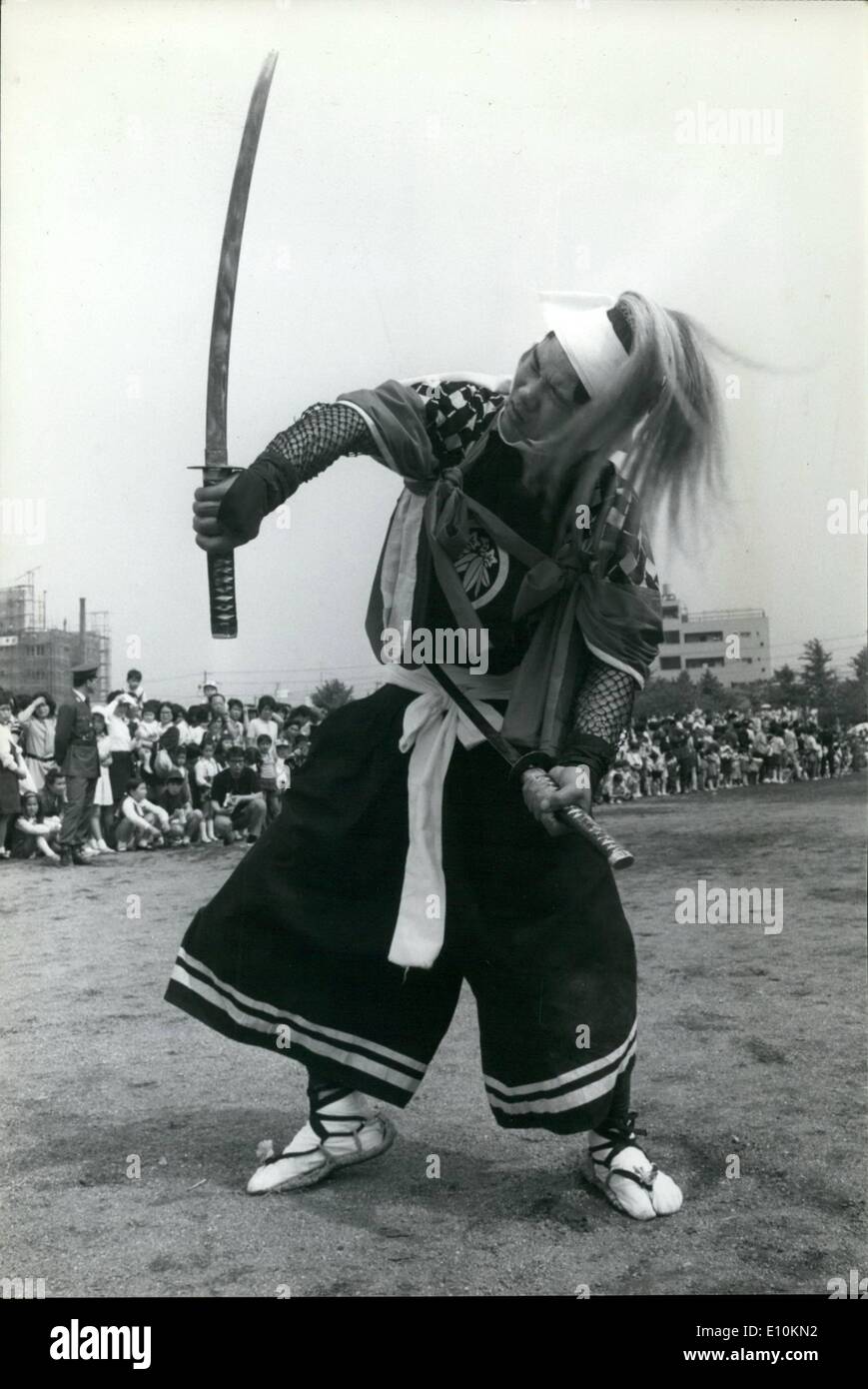 05 mai 1973 - Yokohama va Gay Au début de l'été Festival : le plus grand Japans port de Yokohama prend un air de fête que 300 résidents prennent part à un gala qui annonce l'approche de l'été, et l'ouverture de la port japonais pour le commerce extérieur après l'arrivée du commandant Perry's ''Bateau'' de l'Amérique, après des négociations difficiles avec les ''Daimyo provincial'' (gouverneur). Photo montre un ''Samurai'' donne une exposition d'épée double jeu, au cours de la festival de Yokohama. Banque D'Images