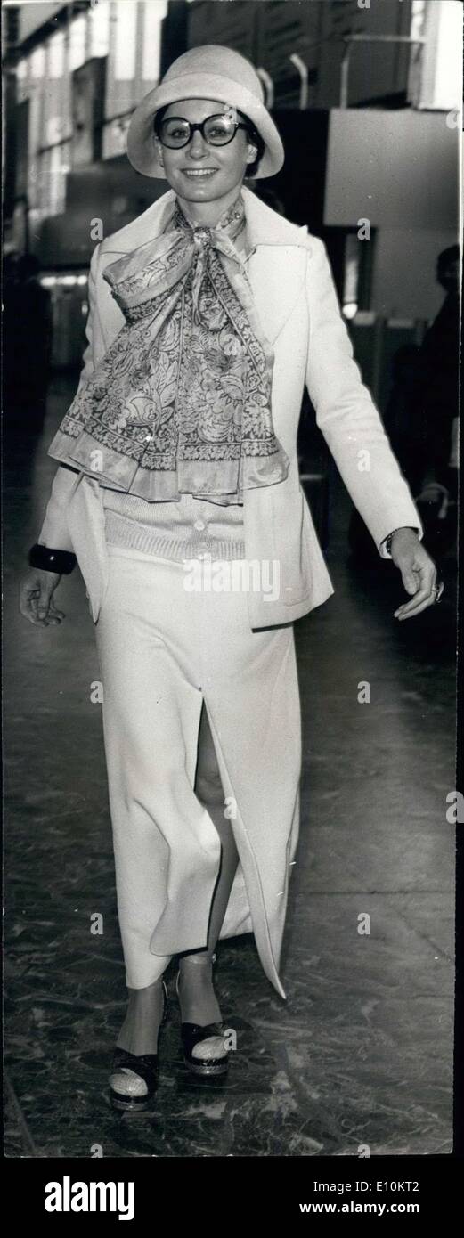 17 mai 1973 - Sarah miles au large de l'Amérique : l'actrice Sarah Miles, épouse du producteur de cinéma Robert Bolt, photographié hier lorsqu'elle a quitté l'aéroport de Heathrow pour l'Amérique de faire oeuvre cinématographique en Burt Reynolds. Banque D'Images